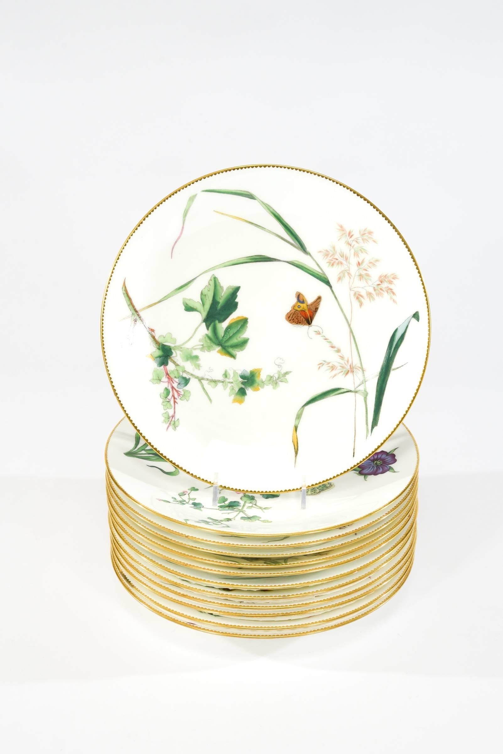 Dieser Satz von 11 handbemalten Minton-Desserttellern ist ein wunderbares Beispiel für die Kunstfertigkeit der Ästhetischen Bewegung. Sie sind auf 1881 datiert und zeigen eine Kombination aus Blumen und Insekten, die sowohl zur Dekoration als auch