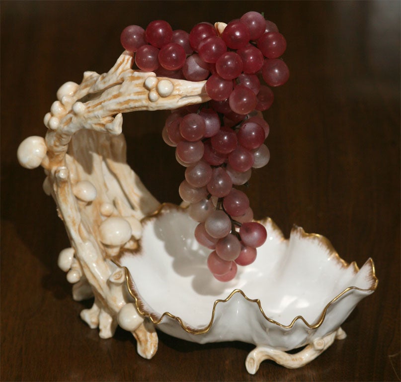 Porcelaine Centre de table figuratif en forme de raisin du mouvement esthétique du 19e siècle de Doulton Burslem en vente