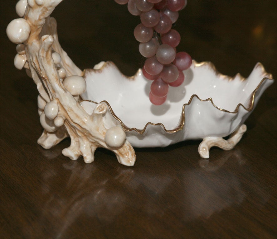 Siglo XIX Aesthetic Movement Doulton Burslem Centro de mesa figurado con pie de uva en venta 1
