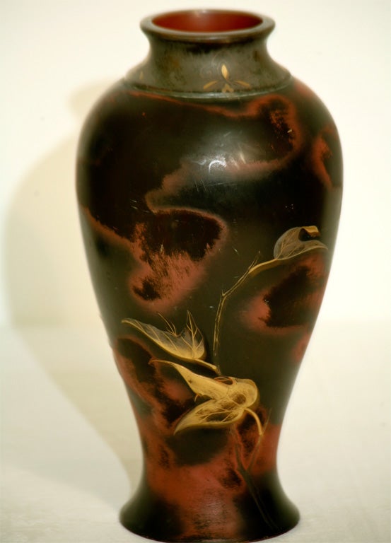Japonais Paire de vases en bronze en métal mélangé du mouvement esthétique japonais du XIXe siècle en vente