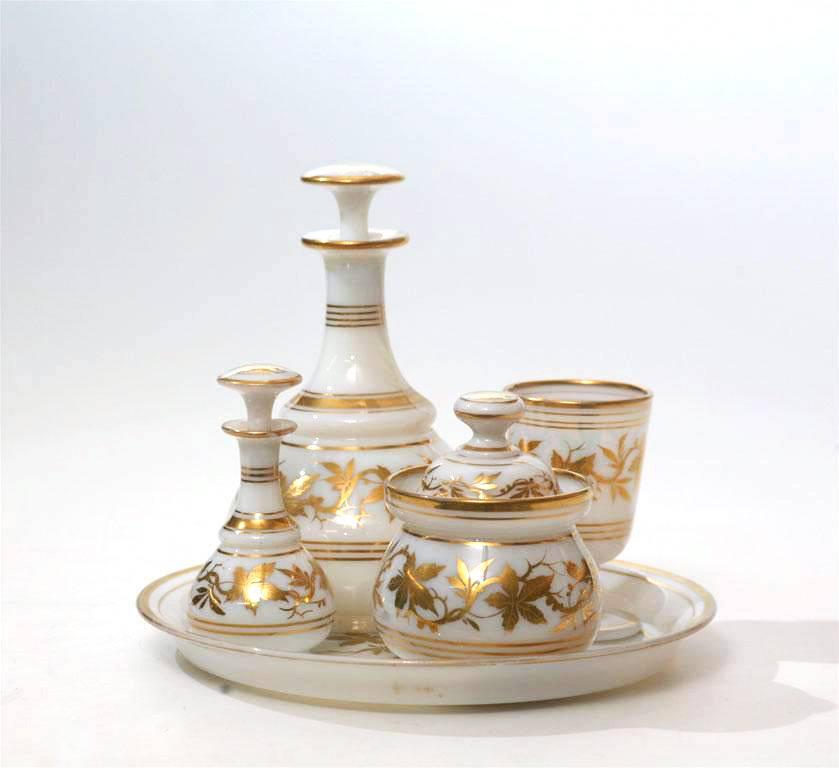 Français service à eau opalin de Baccarat du 19ème siècle:: cinq pièces:: avec décoration en émail doré en vente