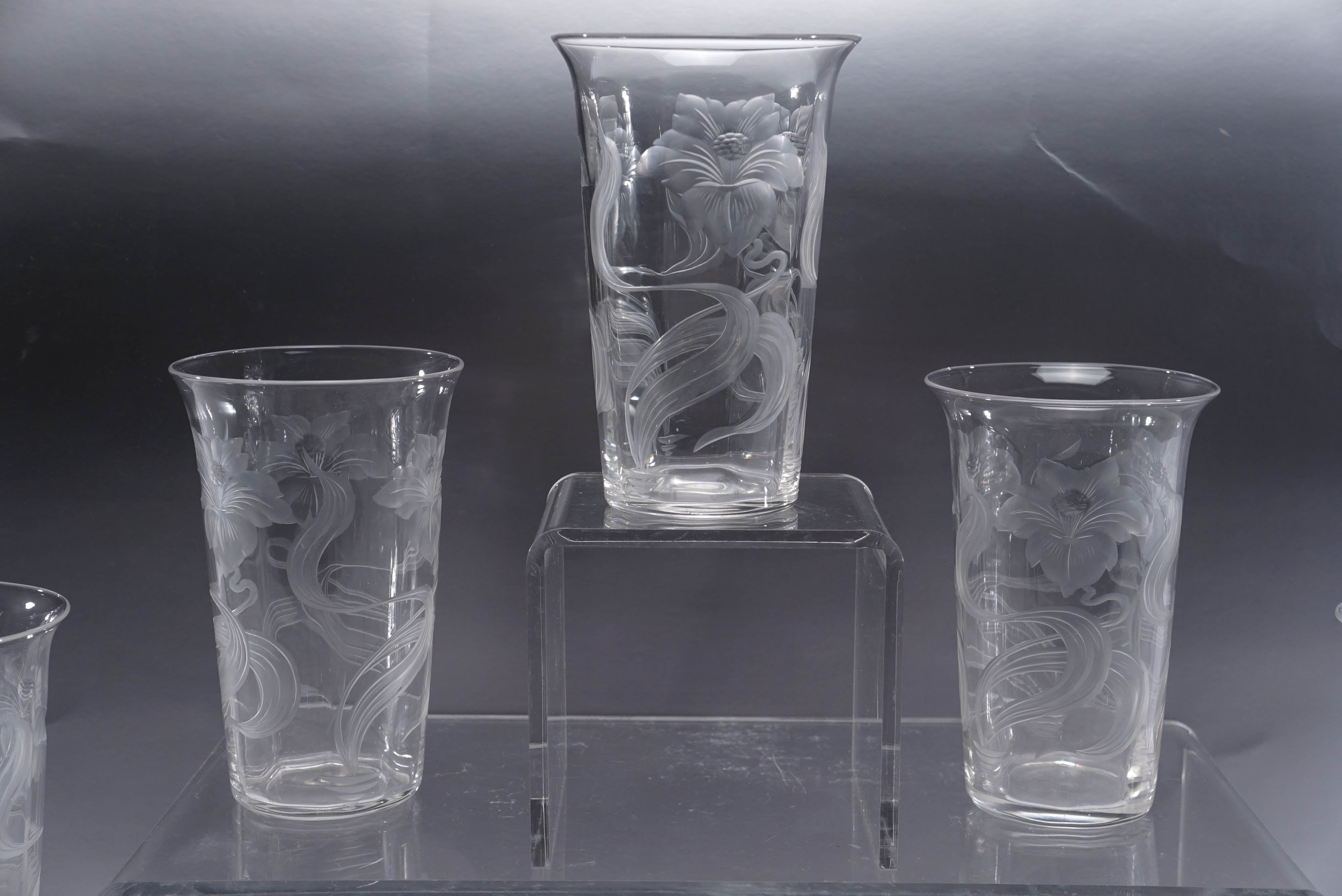 Si tratta di un favoloso set di 12 tumbler in cristallo ottico soffiato a mano, realizzati da H. & A. Sinclaire di Corning NY. Ognuno di essi è decorato in un romantico e fluente stile floreale Art Nouveau con grandi fiori e foglie e fiori lucidati