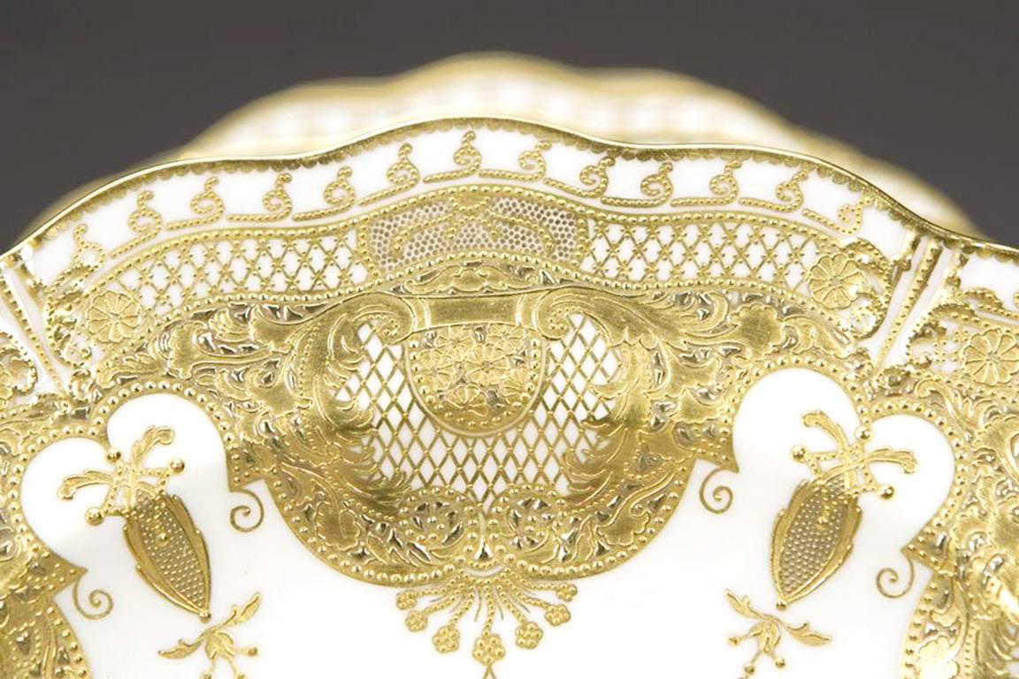 12 Royal Crown Derby Service Teller mit zweifarbigem, erhabener Goldpaste (19. Jahrhundert) im Angebot
