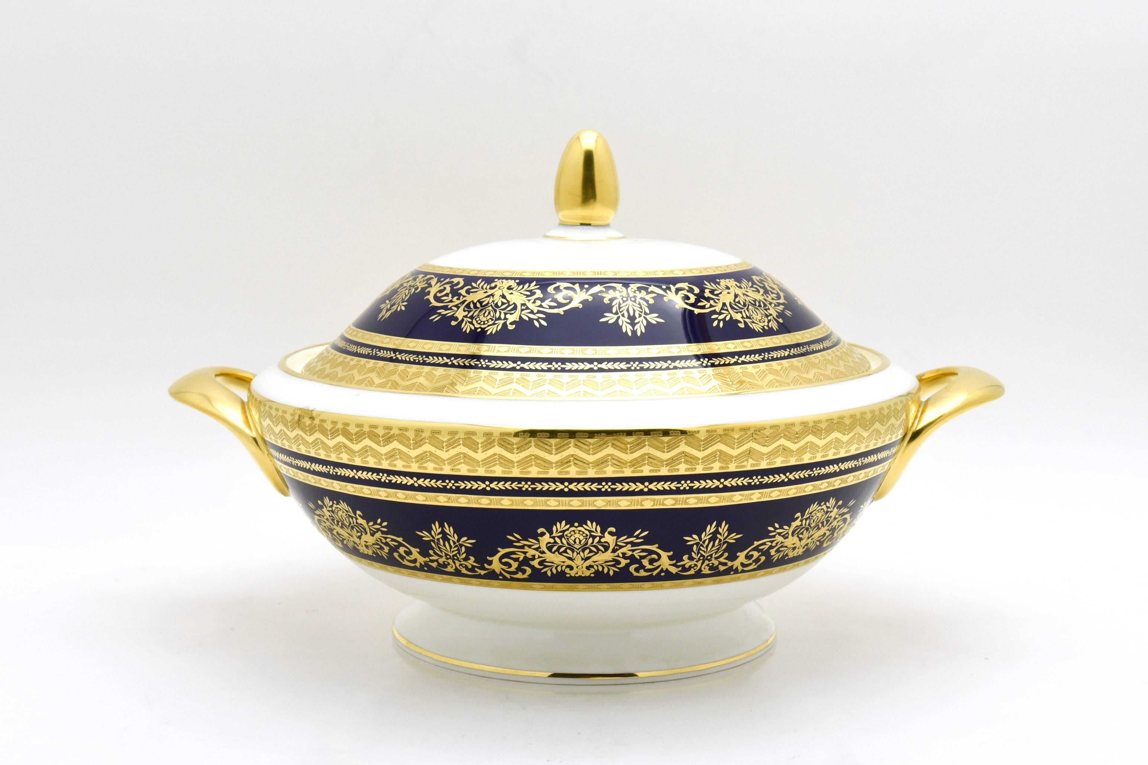 Minton Mazarine Extensive Pristine Dinner Service Cobalt Blue & Gold 232 Pcs In Excellent Condition For Sale In Great Barrington, MA