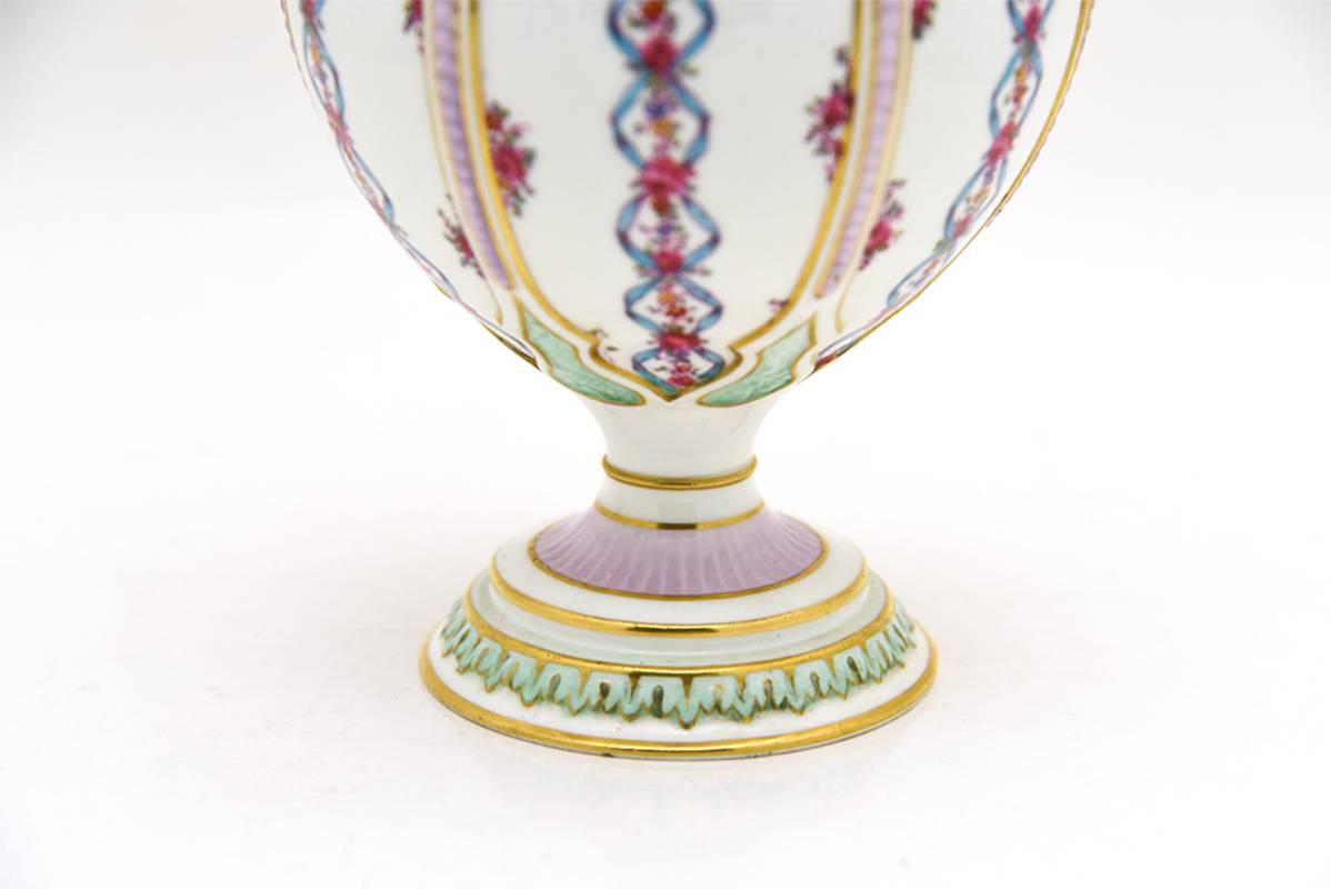 Or Vase Royal Worcester de style Art Nouveau en émail polychrome doré avec couvercle assorti en vente