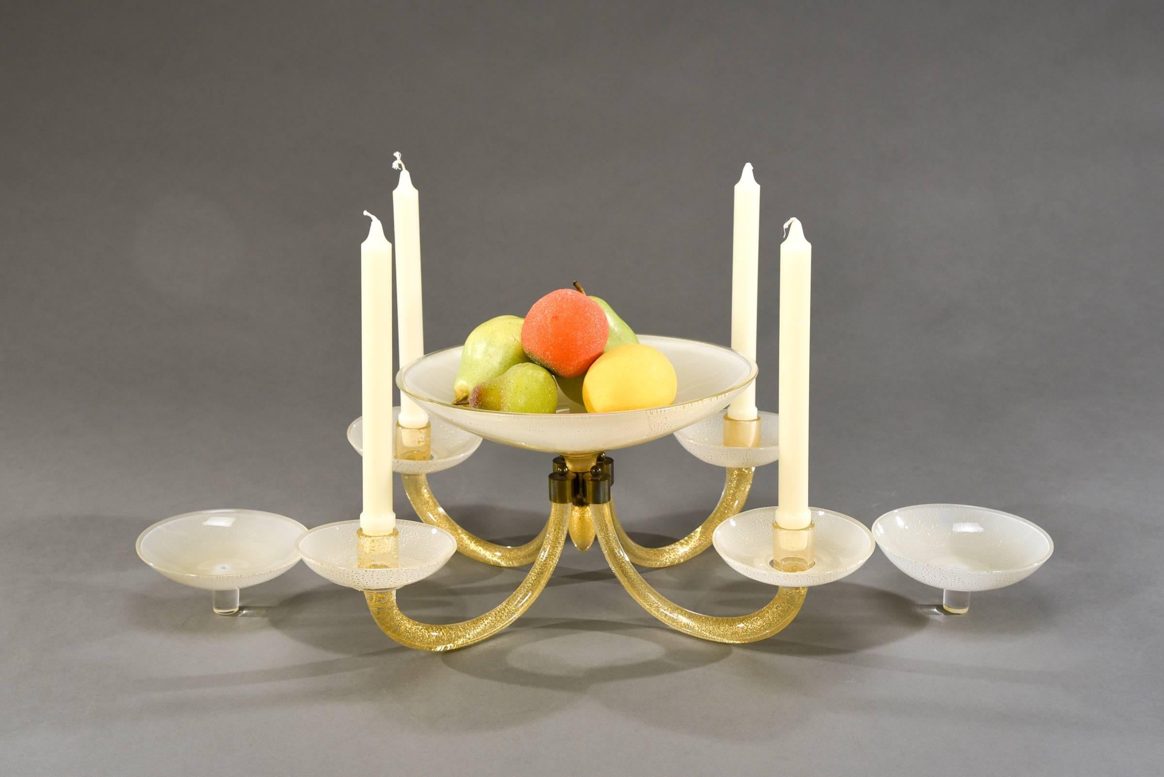 Milieu du XXe siècle Barovier&Toso Centre de table Epergne et chandeliers Cristal opale avec feuille d'or en vente