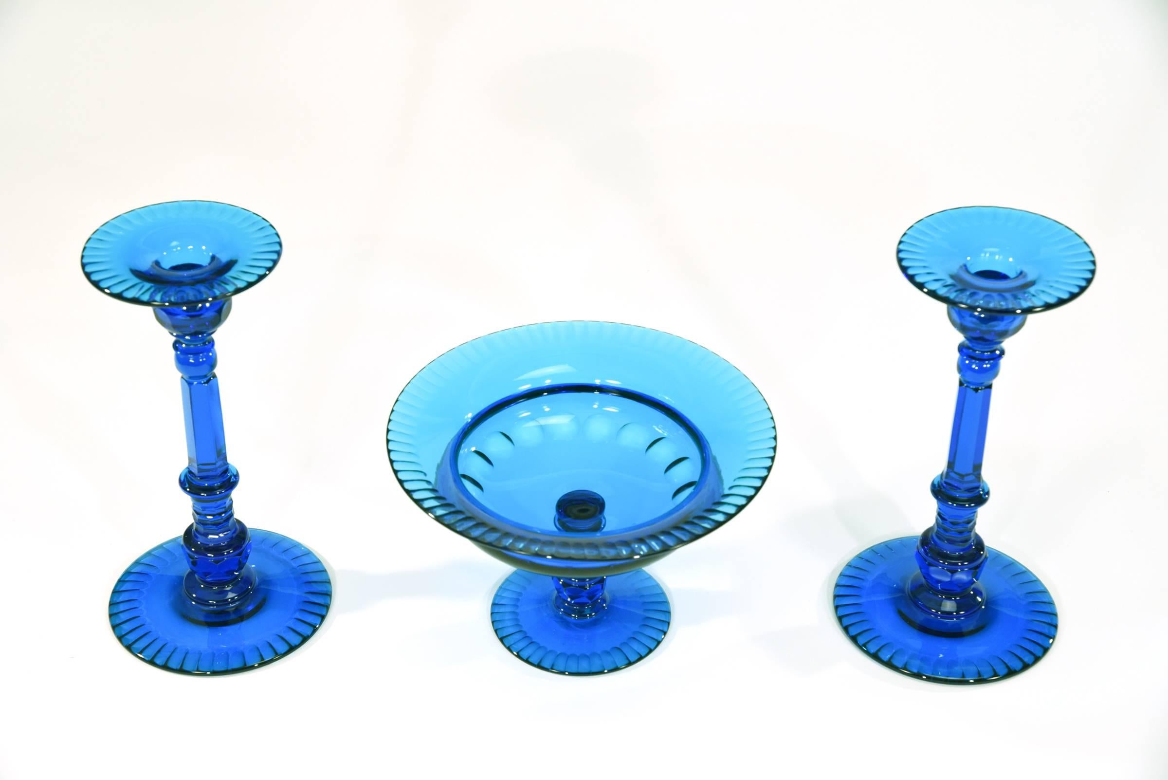 Art déco Steuben - Ensemble de chandeliers et bols de centre de table en cristal taillé « céleste bleu » en vente