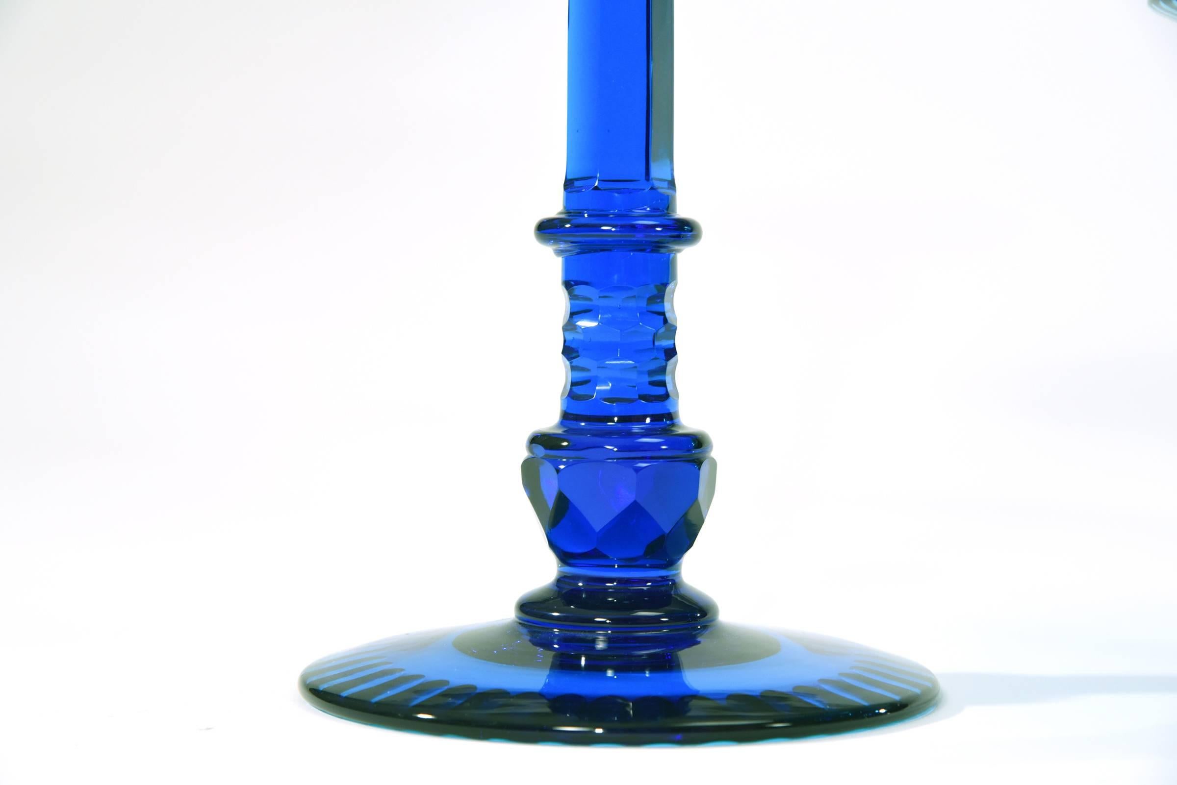 Américain Steuben - Ensemble de chandeliers et bols de centre de table en cristal taillé « céleste bleu » en vente