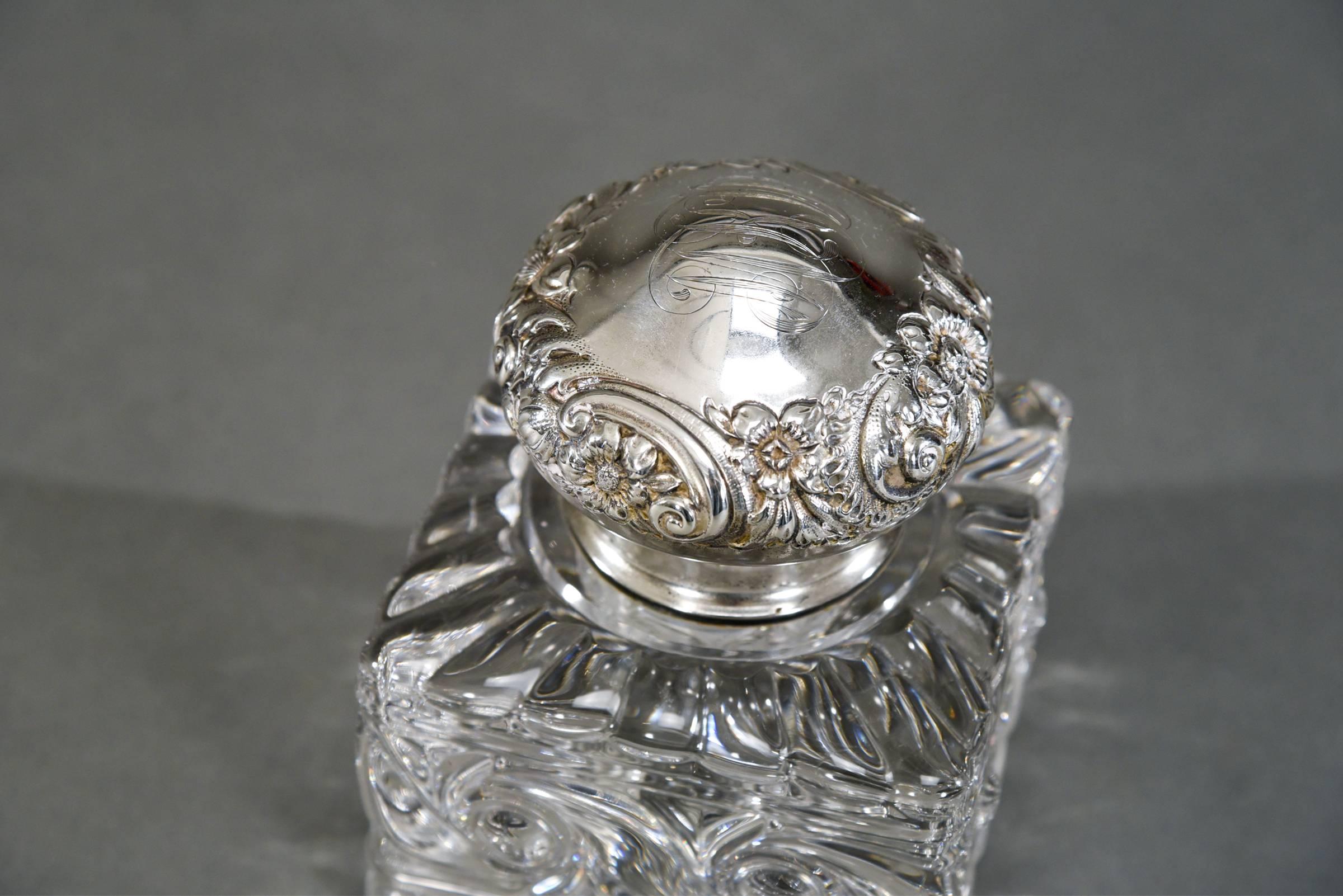 Baccarat-Kristall-Tintenfass aus dem 19. Jahrhundert mit aufwändiger Sterlingsilberplatte (Graviert) im Angebot