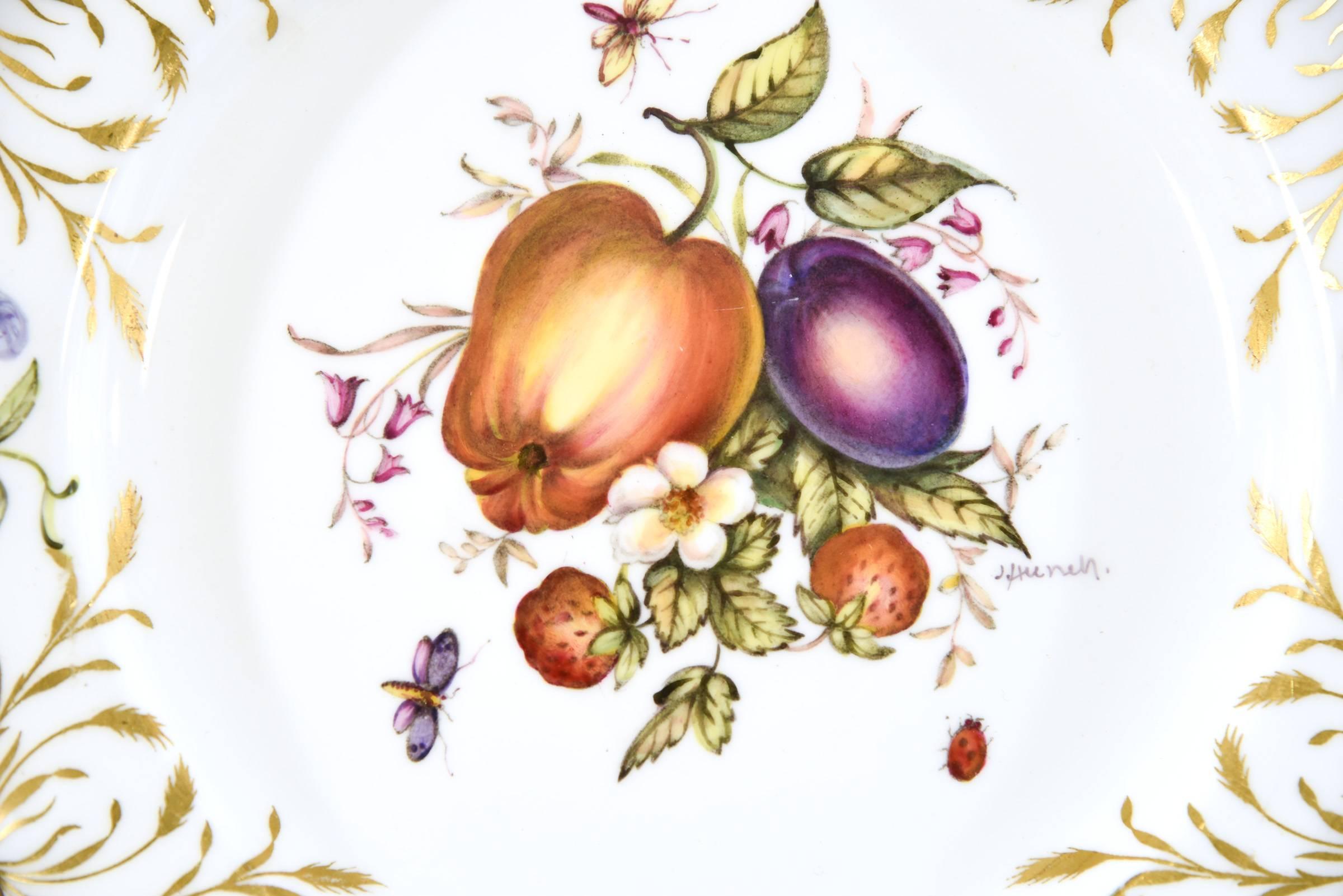 Cet ensemble de 12 assiettes à dessert Royal Worcester à décor central de divers fruits sont toutes colorées à la main et signées par l'artiste. Les bordures ont un rebord en forme et sont ornées d'autres variétés de fruits, de fleurs et d'insectes.