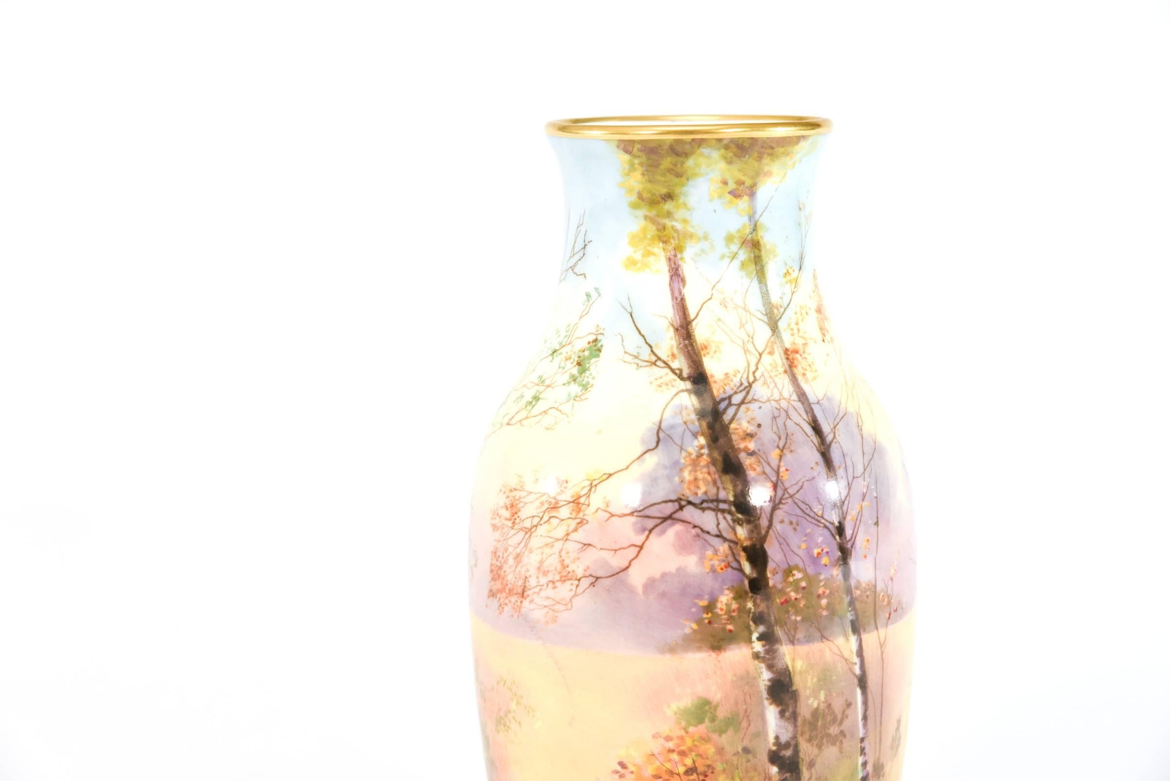 Anglais Vase Royal Doulton peint à la main et signé avec décoration de paysage en bouleau en vente