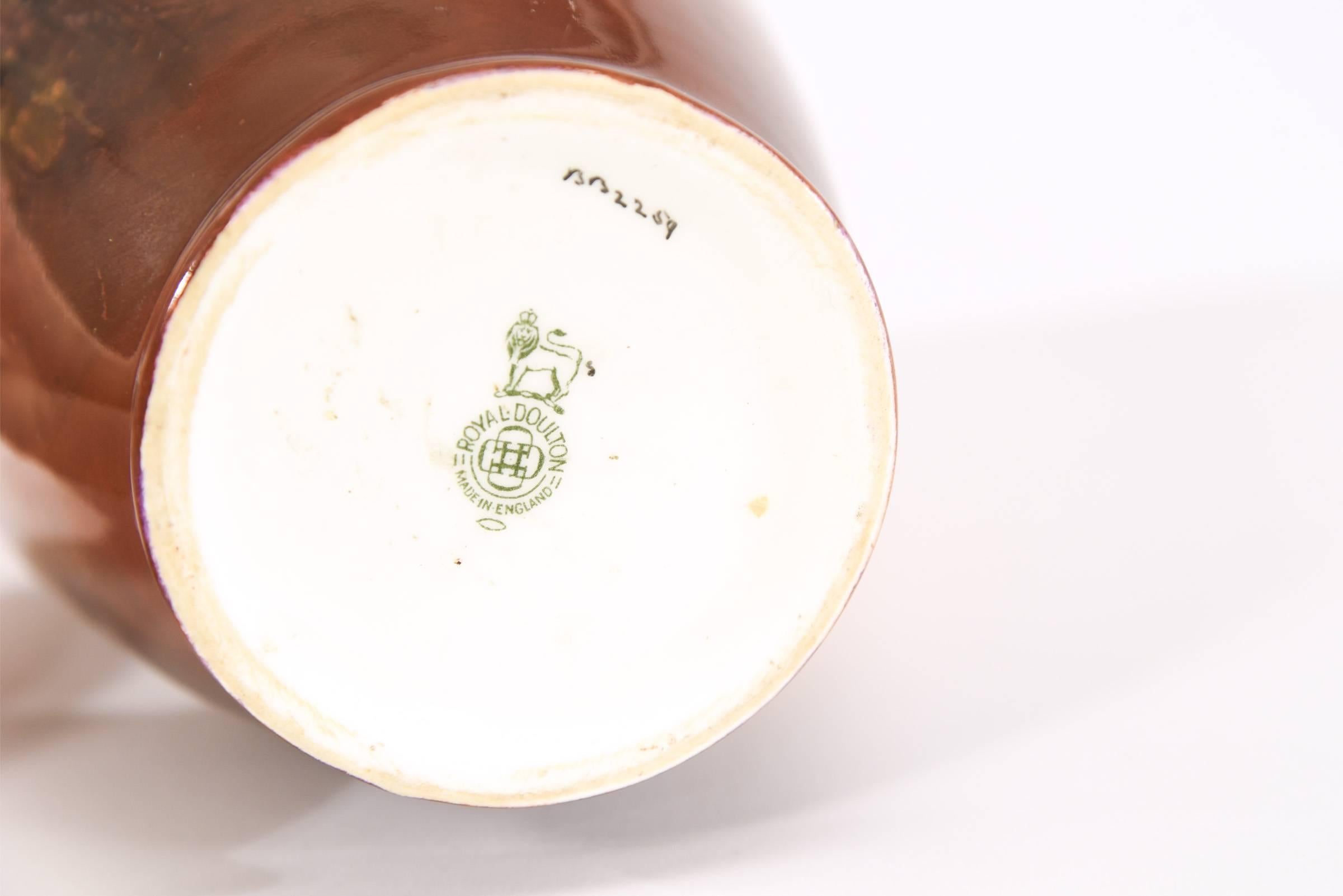 Vase Royal Doulton peint à la main et signé avec décoration de paysage en bouleau Bon état - En vente à Great Barrington, MA