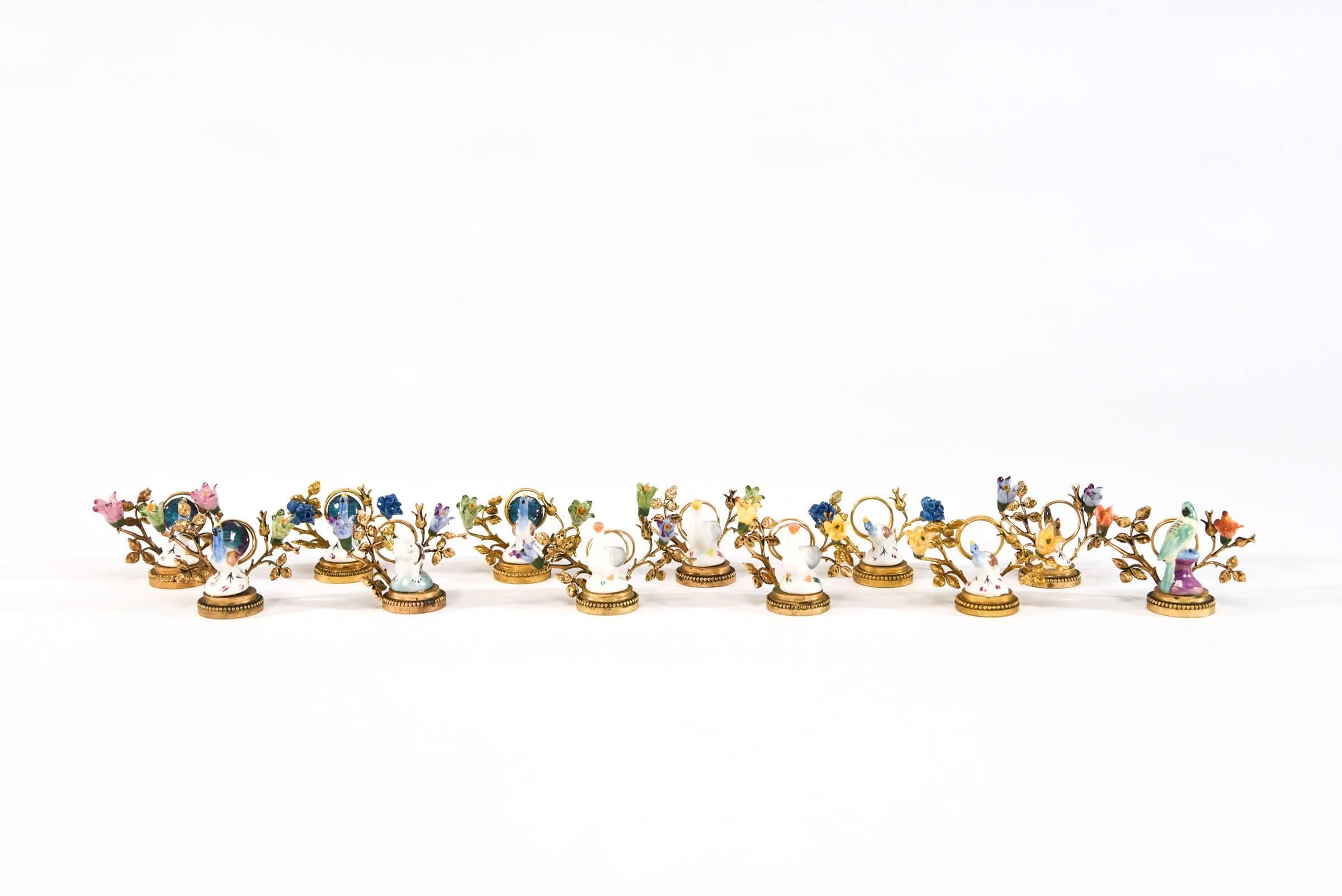 Lote de 12 Mantenedores Franceses de Bronce y Porcelana Pájaros, Animales y Flores en Bueno estado para la venta en Great Barrington, MA