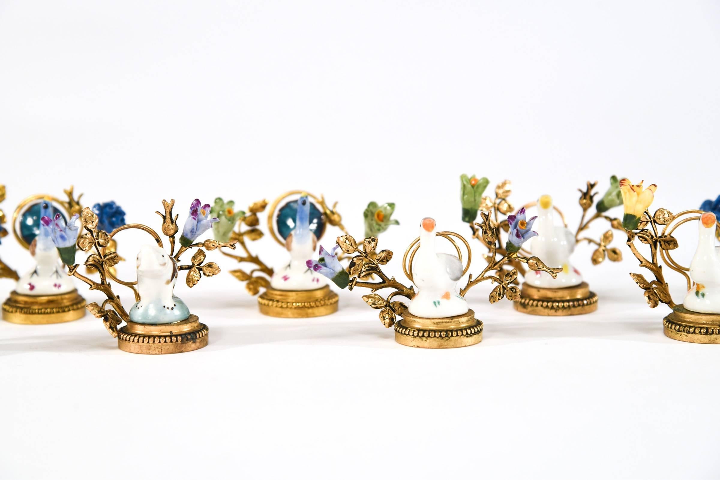 Lote de 12 Mantenedores Franceses de Bronce y Porcelana Pájaros, Animales y Flores en venta 1
