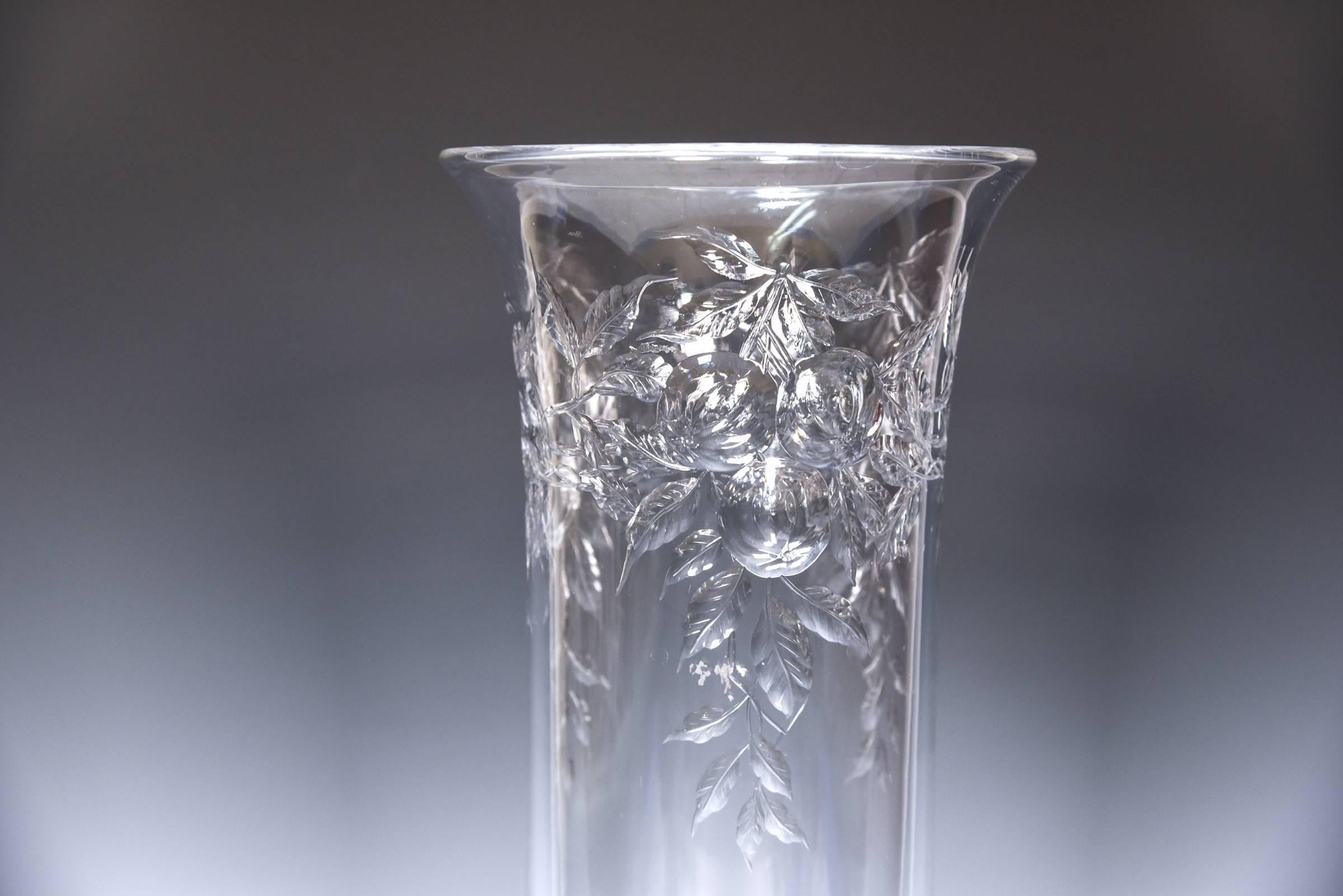 Art nouveau Grand vase en cristal soufflé à la main de Baccarat avec motif de fruits taillés en intaille en vente