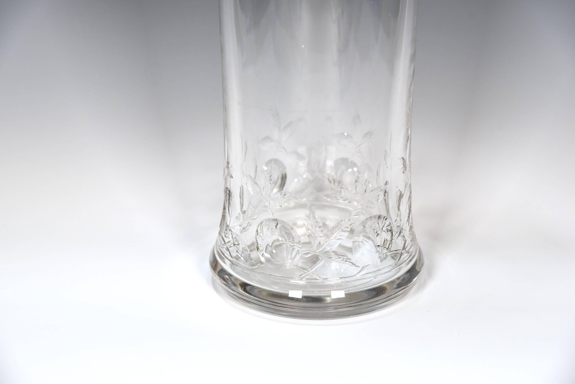 Français Grand vase en cristal soufflé à la main de Baccarat avec motif de fruits taillés en intaille en vente