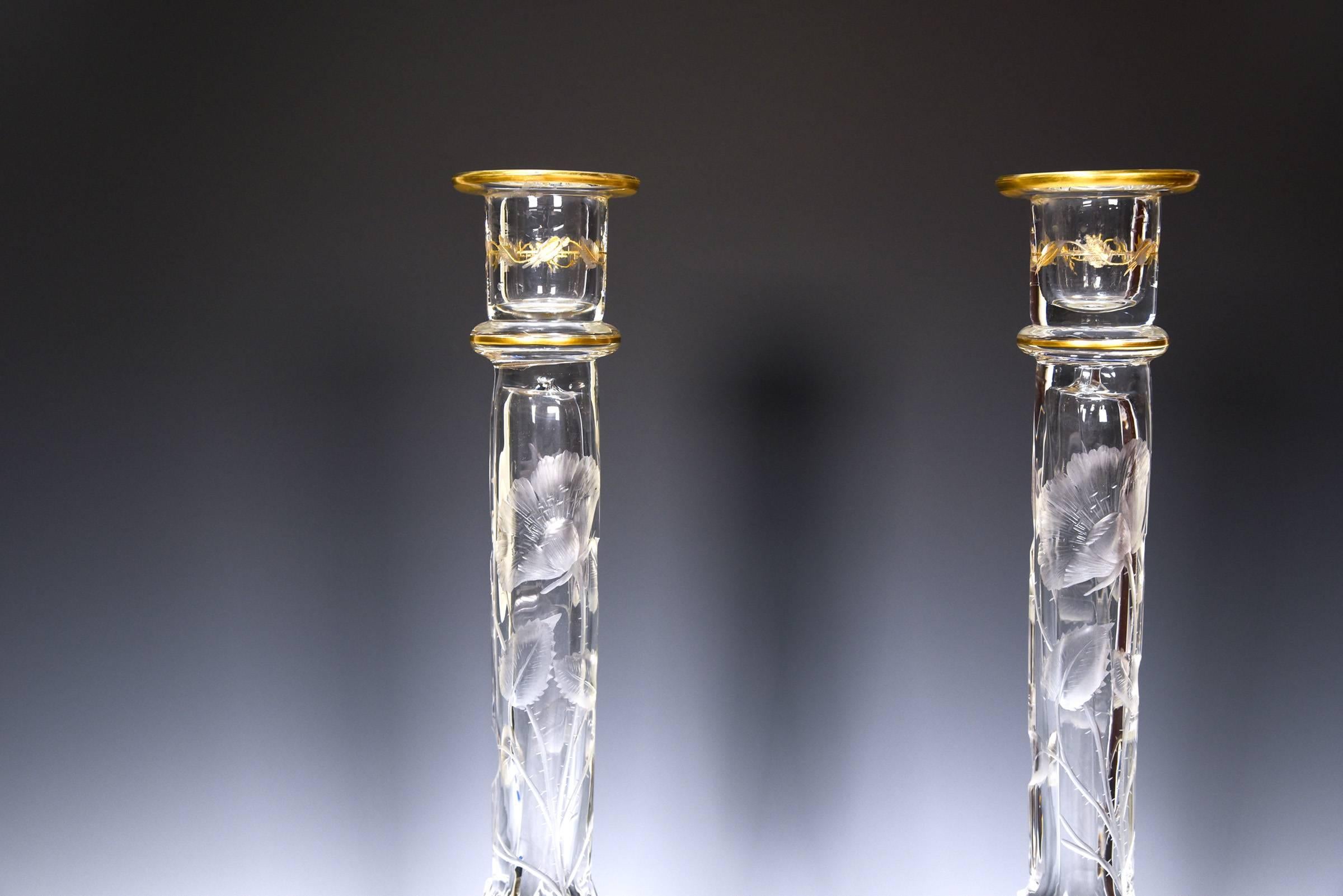 Se trata de un raro par de candelabros altos de cristal soplado a mano fabricados por Moser con el popular motivo Art Nouveau 