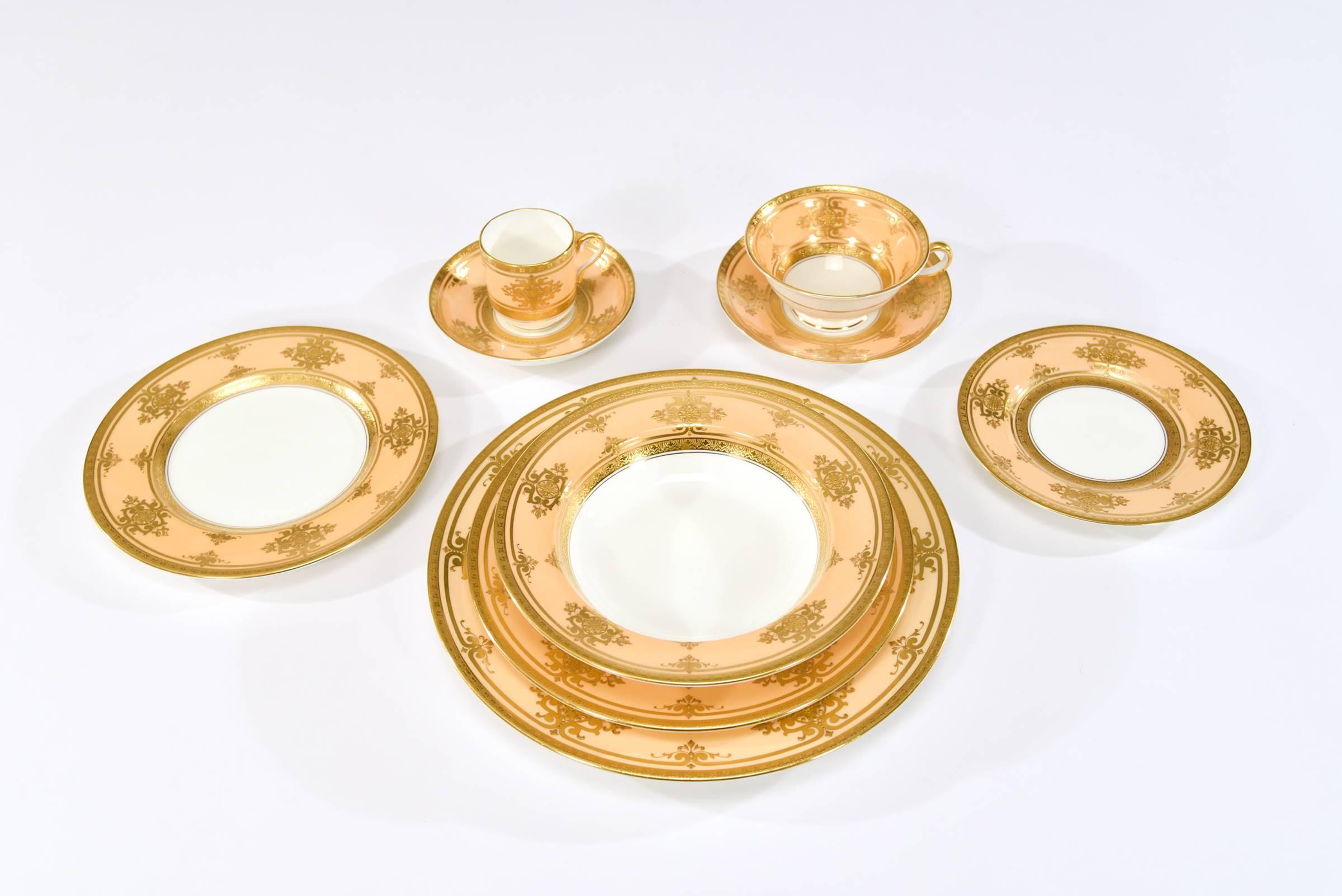 Minton für Tiffany, komplettes Tafelservice für 12 Karat Weiß-, Weiß- und Raised Gold (Neoklassisch) im Angebot