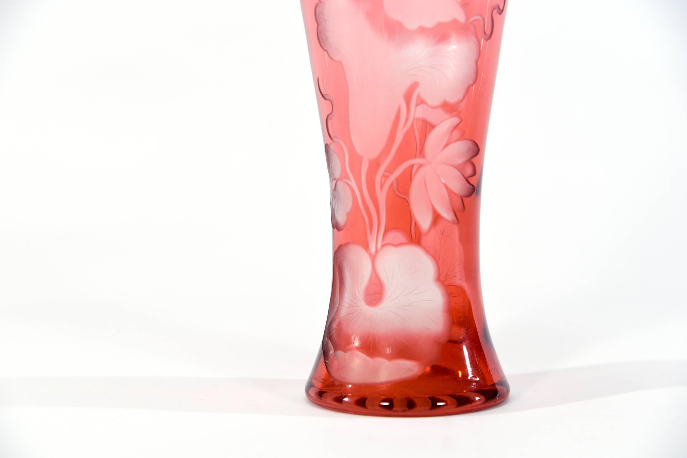 Webb Webb, mundgeblasene Vase aus klarem Kristall mit gravierten Wasser Lilien im Preiselbeerschliff (Graviert) im Angebot