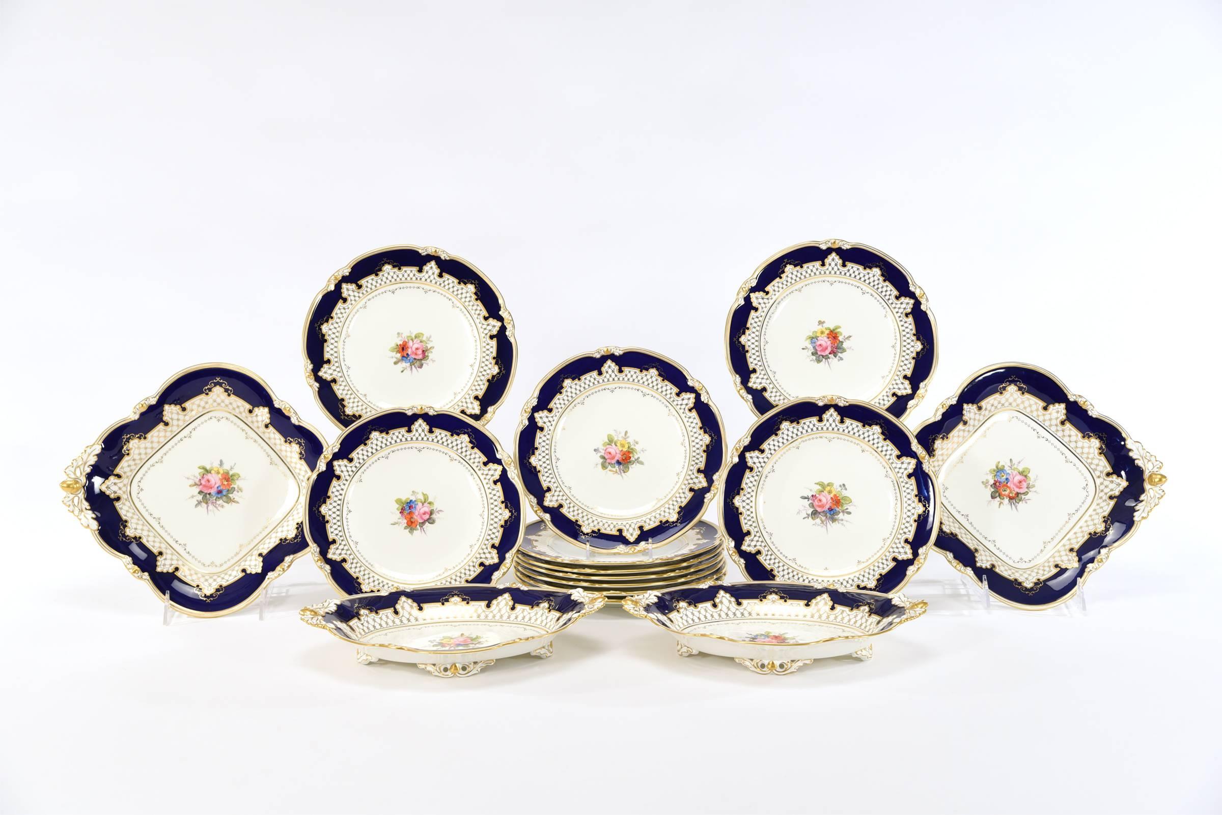 Anglais Service à dessert Royal Crown Derby bleu cobalt, or et fleurs peintes à la main en vente