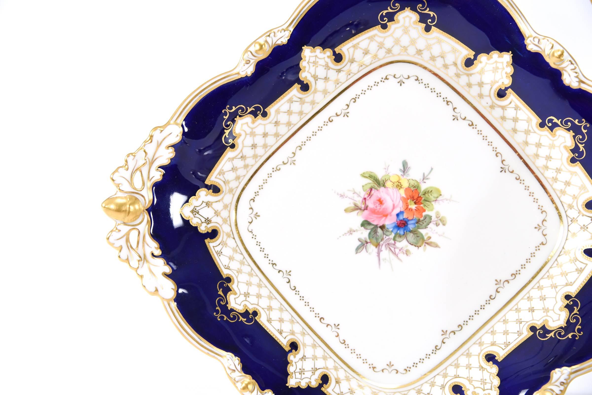 Porcelaine Service à dessert Royal Crown Derby bleu cobalt, or et fleurs peintes à la main en vente