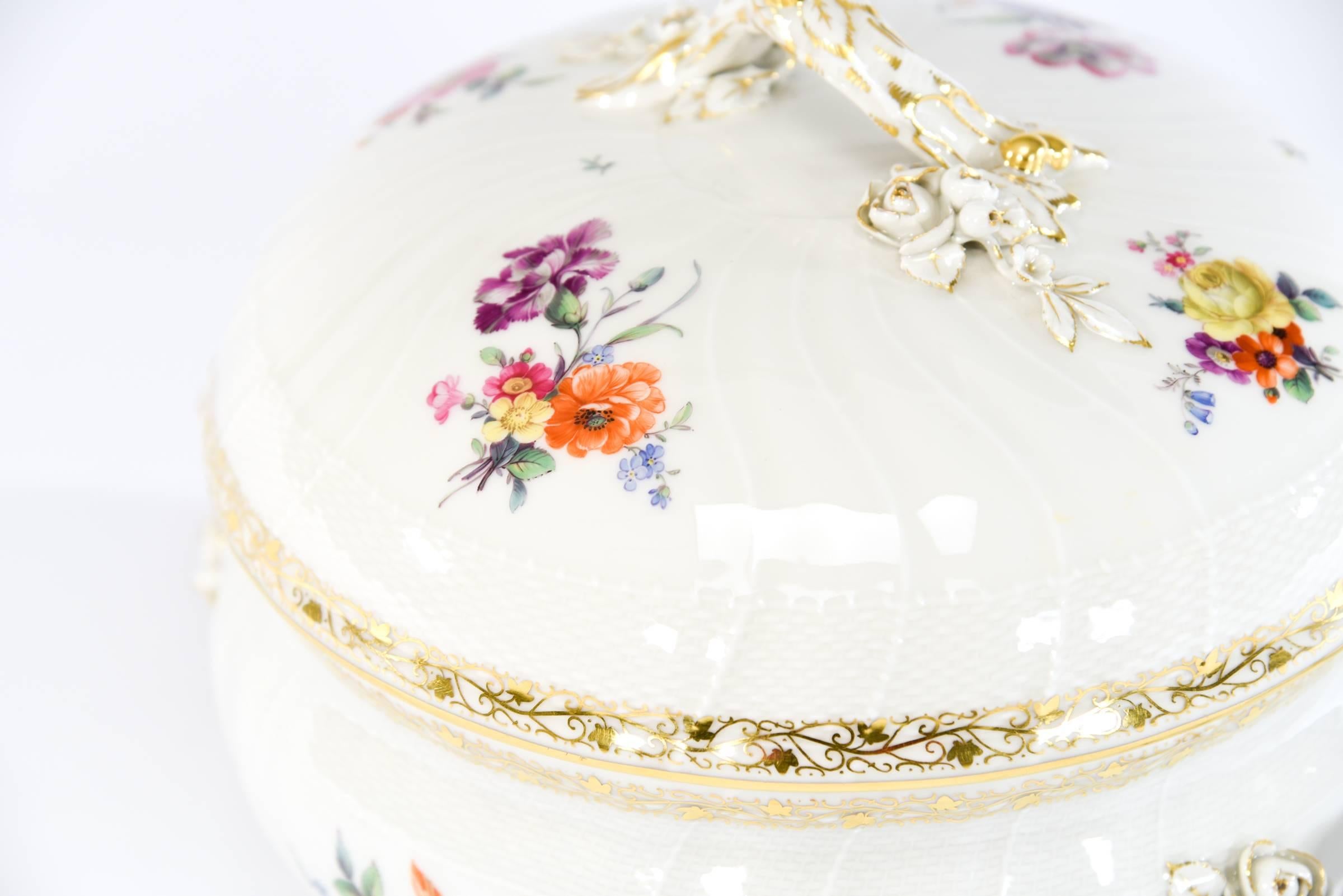 Soupière ronde blanche et or KPM avec décoration florale peinte à la main en relief moulé Excellent état - En vente à Great Barrington, MA