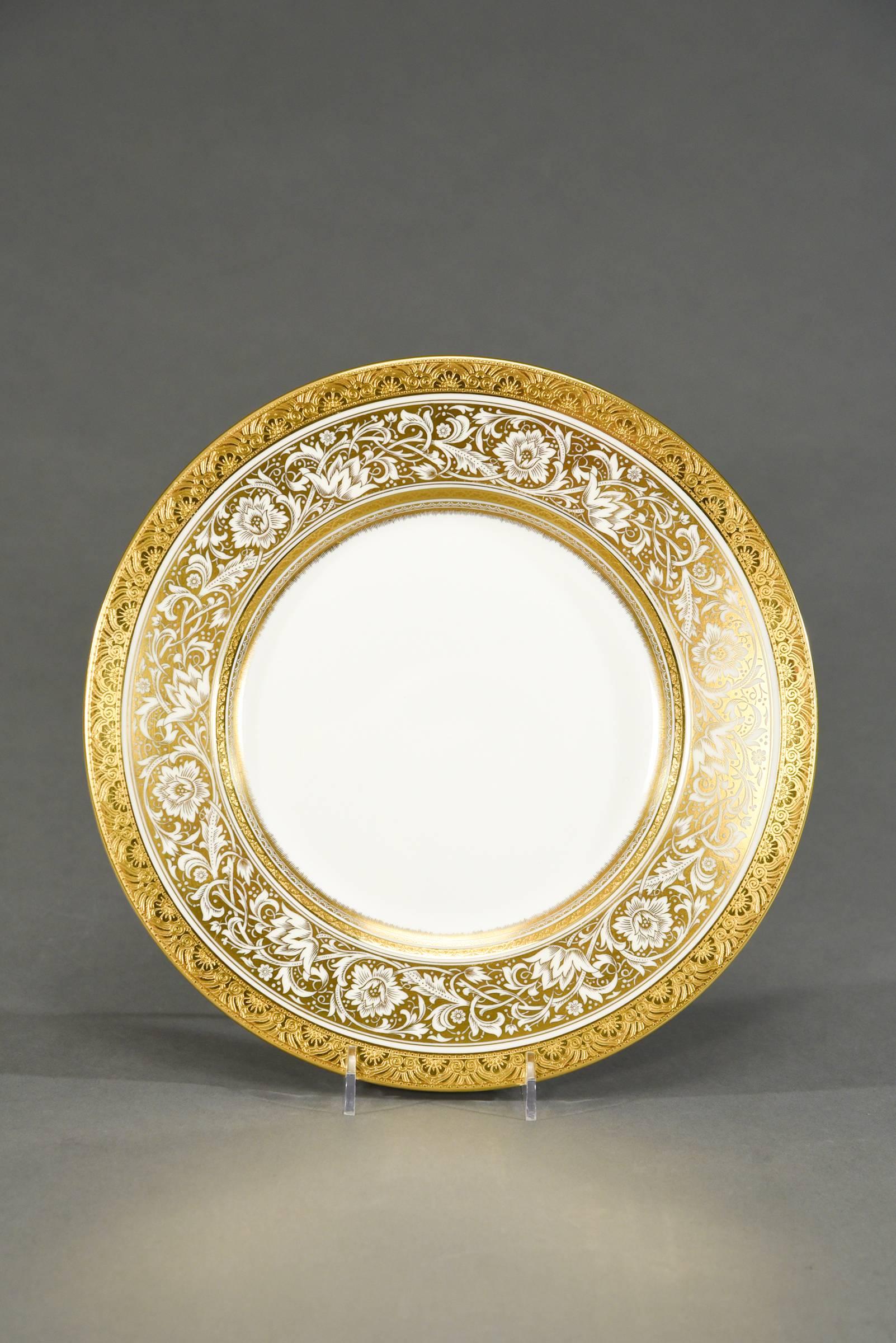 Anglais Lot de 12 assiettes plates en porcelaine à boules bordées d'or de Minton en vente