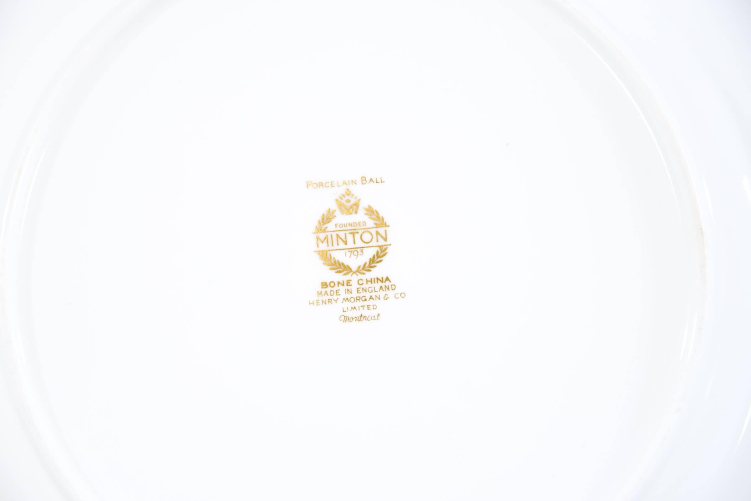 Lot de 12 assiettes plates en porcelaine à boules bordées d'or de Minton Excellent état - En vente à Great Barrington, MA