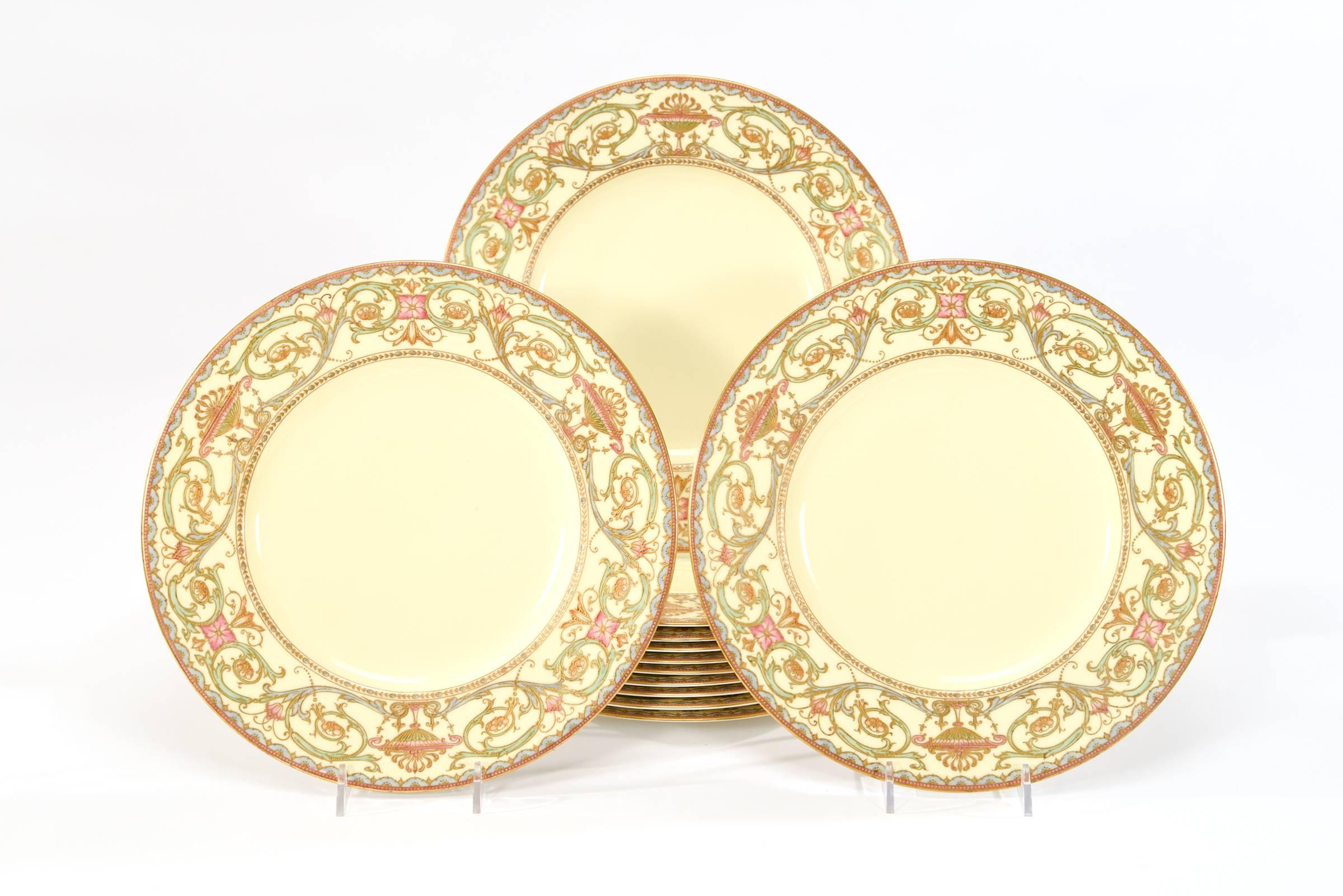 This lovely set of 12 Royal Worcester dinner plates have a warm, soft 