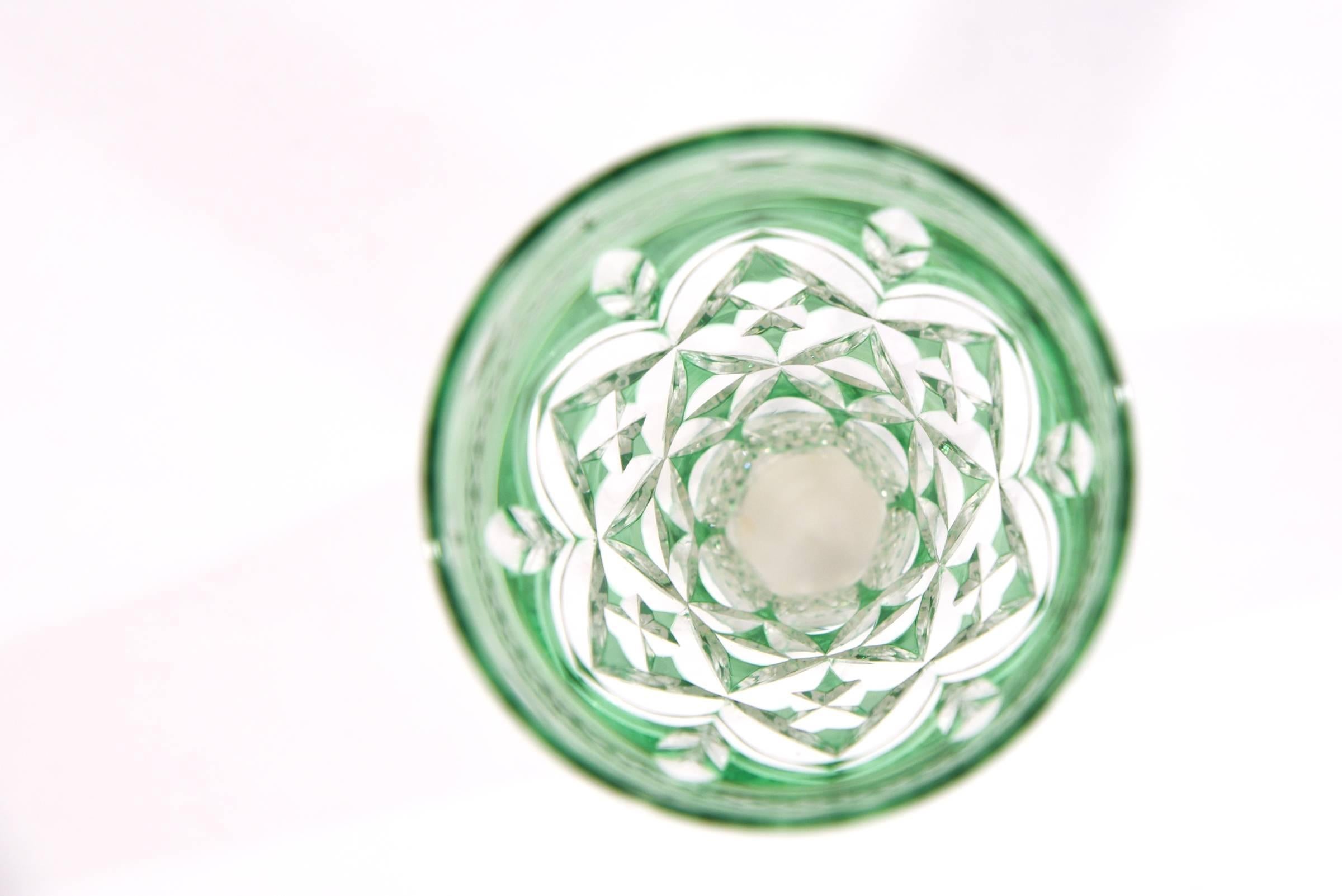 Ensemble de 10 gobelets Webb vert pomme taillés à la roue en cristal transparent Excellent état - En vente à Great Barrington, MA
