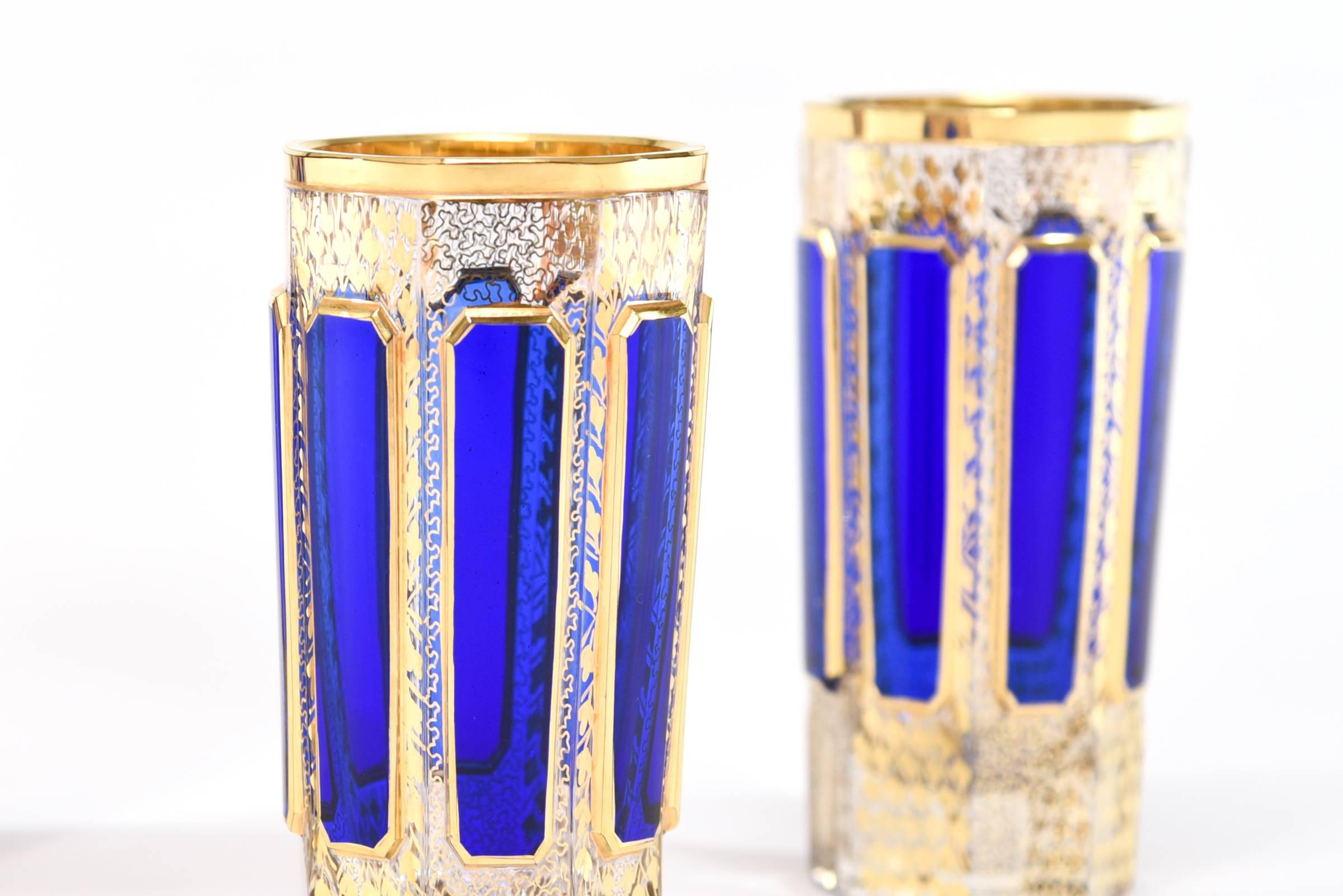 Tchèque Ensemble de huit gobelets Moser en cristal bleu cobalt et or taillés en panneau en vente