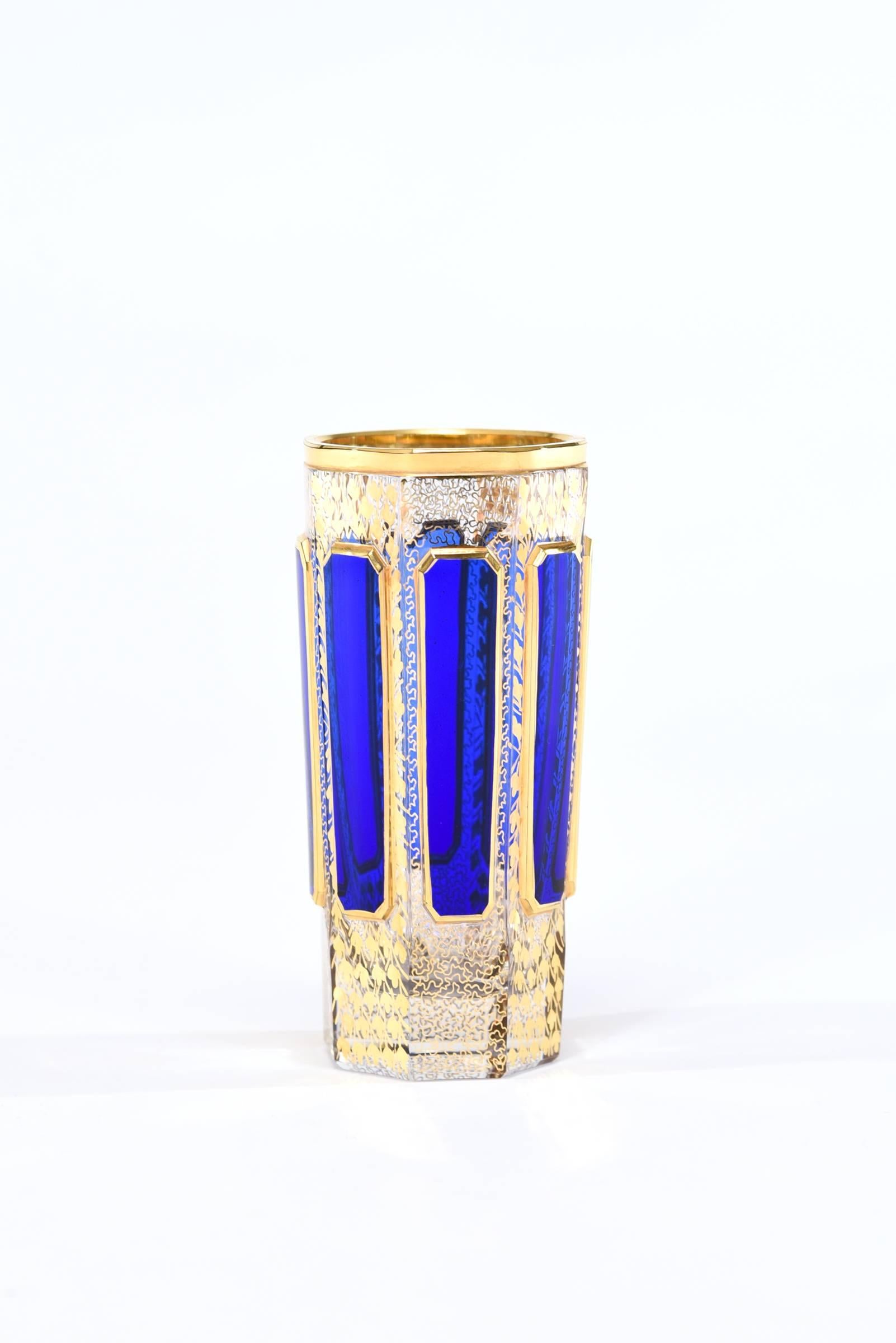 Émaillé Ensemble de huit gobelets Moser en cristal bleu cobalt et or taillés en panneau en vente