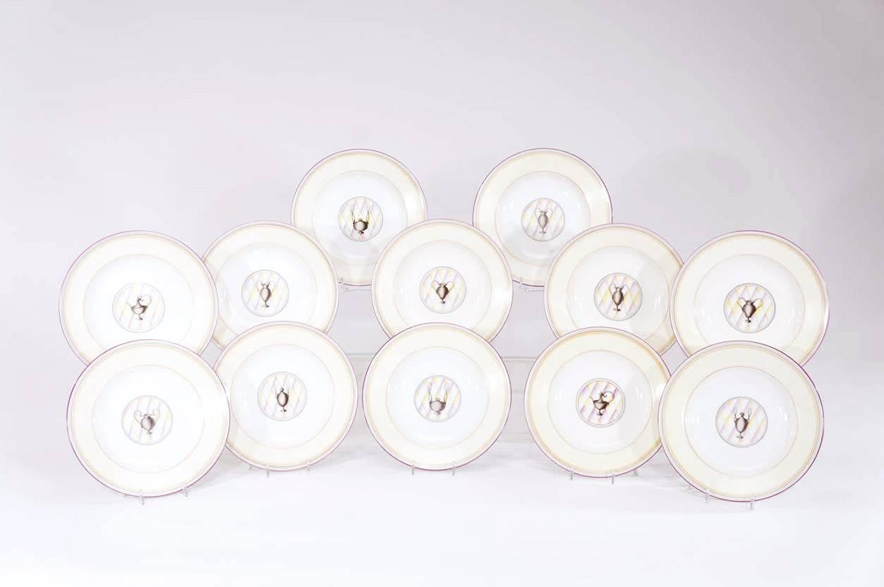 Ce lot de 12 bols à soupe Ginori, datant de 1920, a une allure moderne et fraîche. Conçu par Gio Ponti, le style Art déco/néoclassique est à la fois architectural et décoratif. Ils créeront un décor de table unique avec une palette d'améthyste et