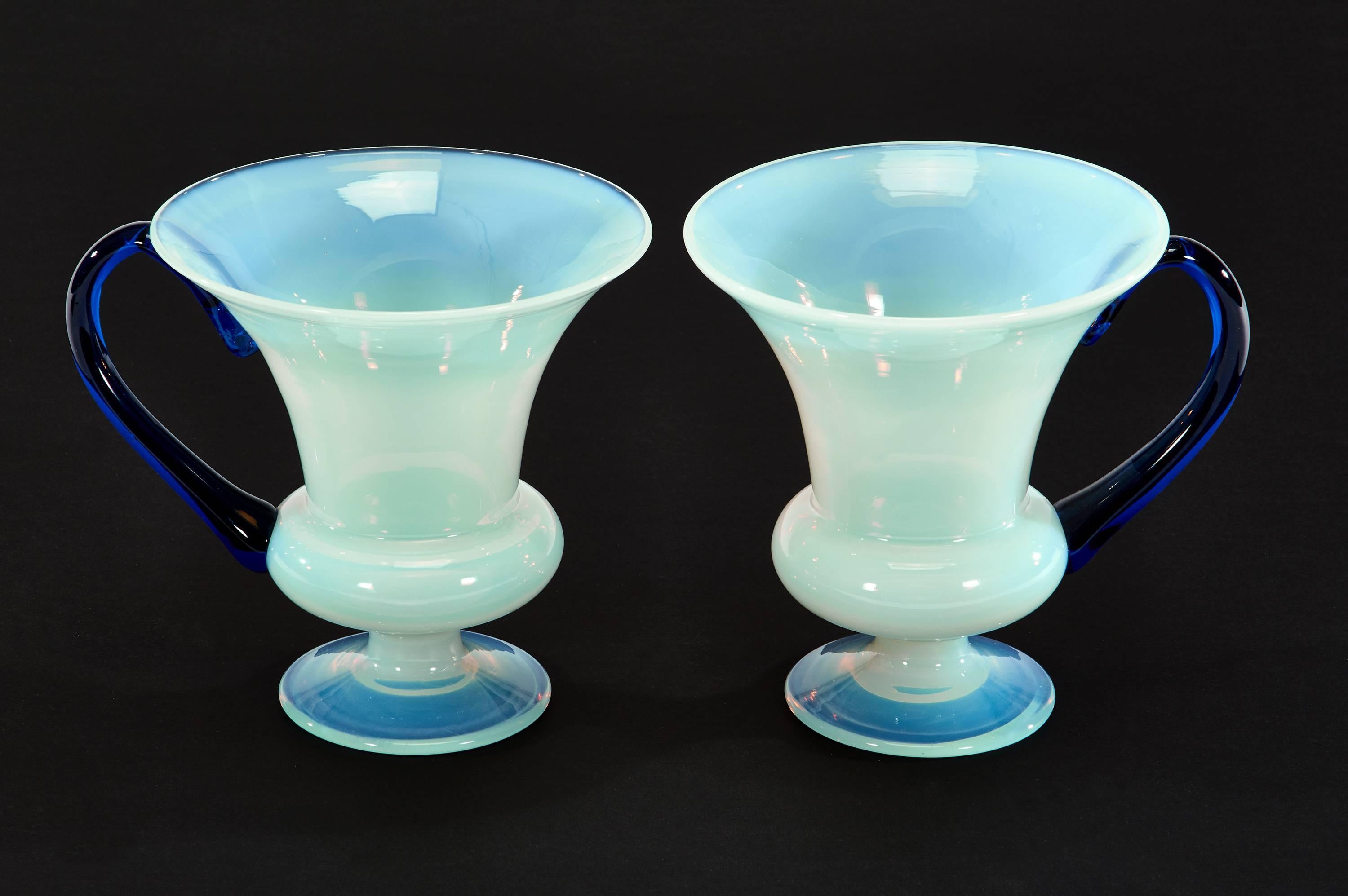 Il s'agit d'une paire inhabituelle de vases Fry soufflés à la main dans un verre opalescent qui a été décrit comme 