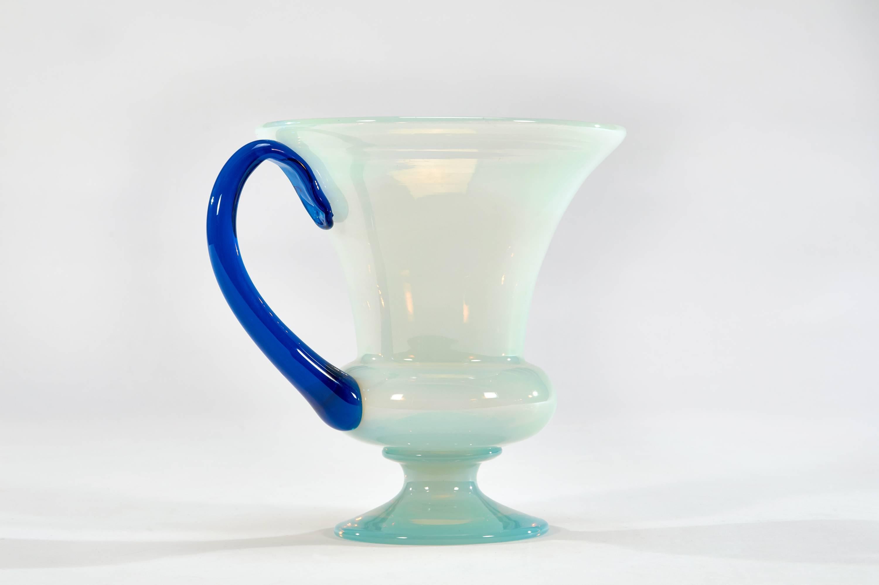 Art déco Paire de vases Fry « ovales » opalescents soufflés à la main avec poignées bleues de Delft appliquées en vente