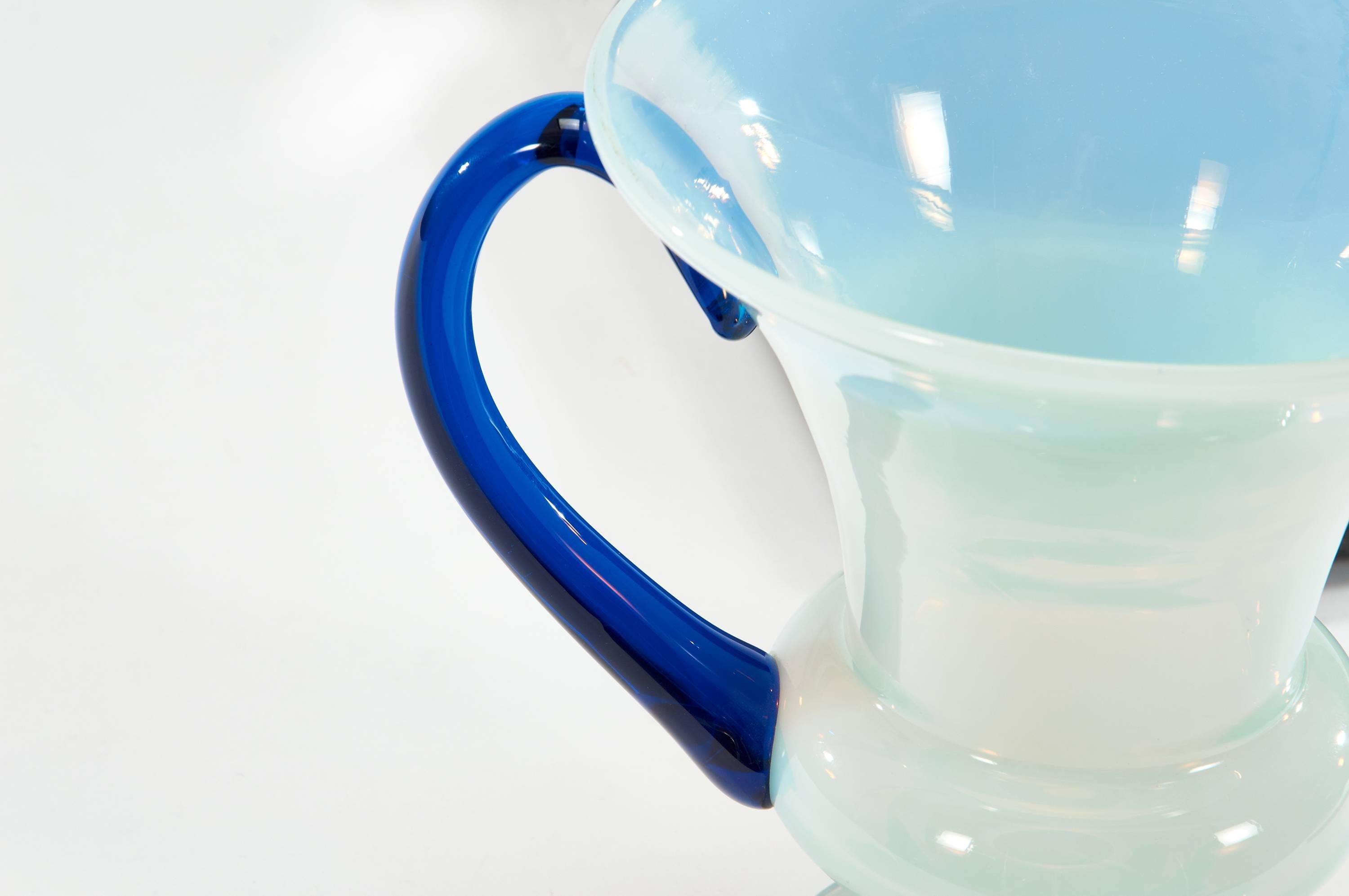 Américain Paire de vases Fry « ovales » opalescents soufflés à la main avec poignées bleues de Delft appliquées en vente