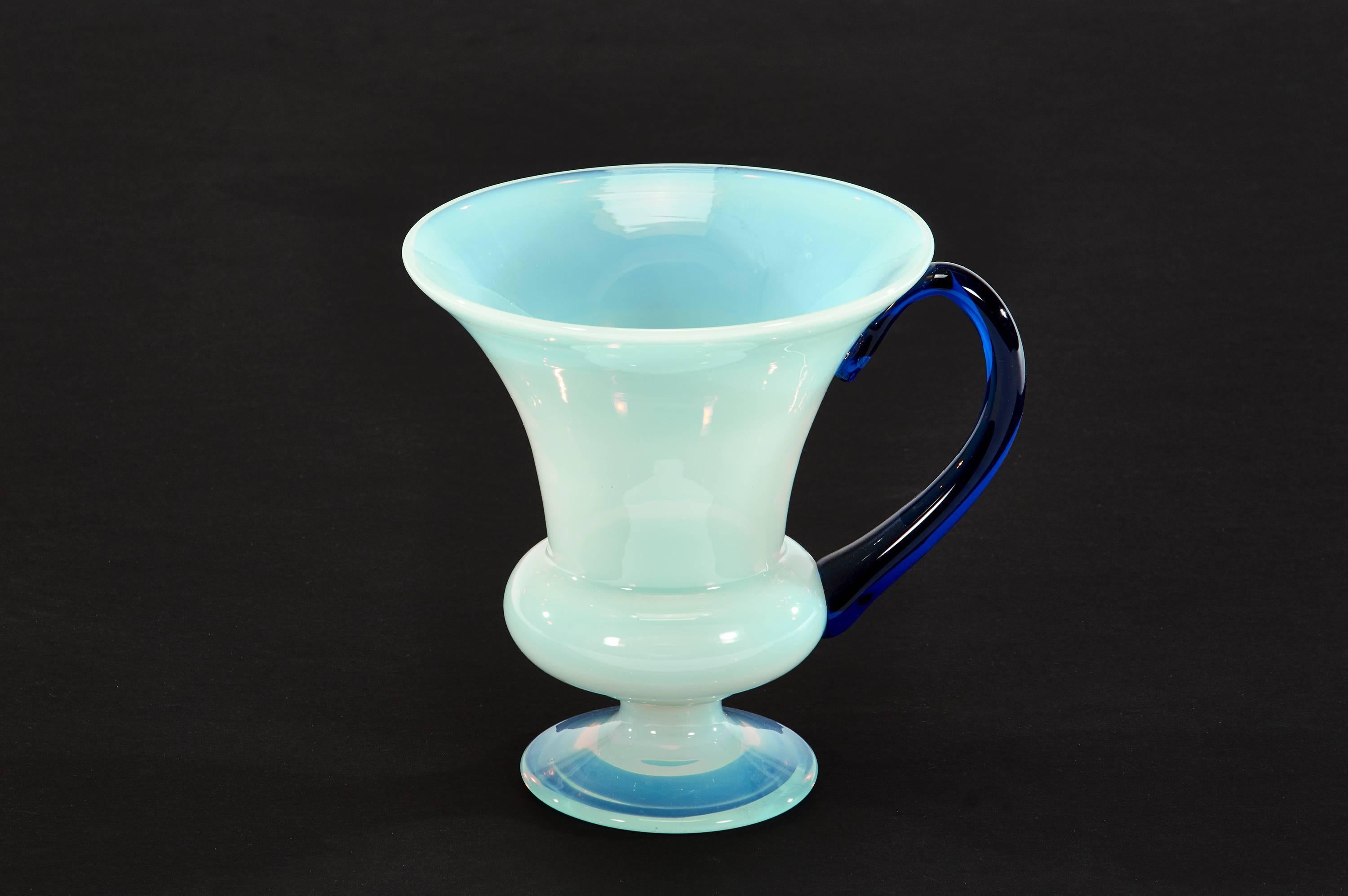 Paire de vases Fry « ovales » opalescents soufflés à la main avec poignées bleues de Delft appliquées Excellent état - En vente à Great Barrington, MA
