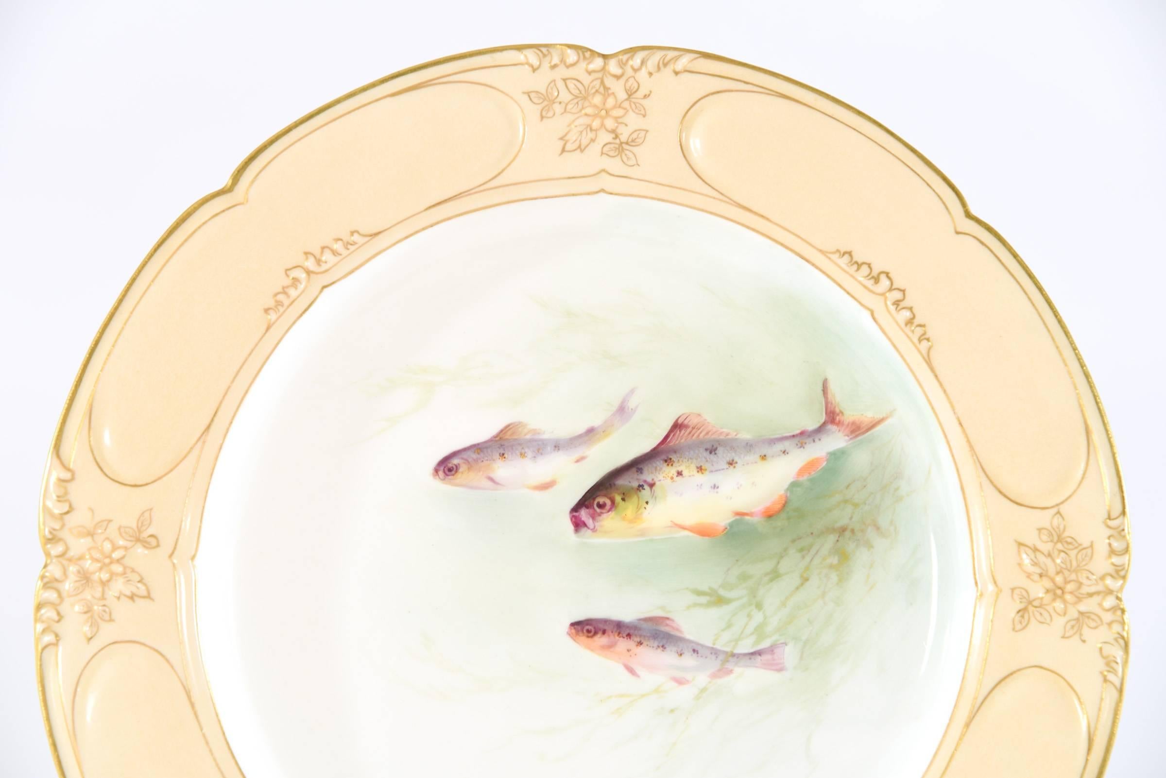 Mouvement esthétique Lot de 12 assiettes à poisson Doulton Burslem peintes à la main et signées par un artiste, XIXe siècle en vente