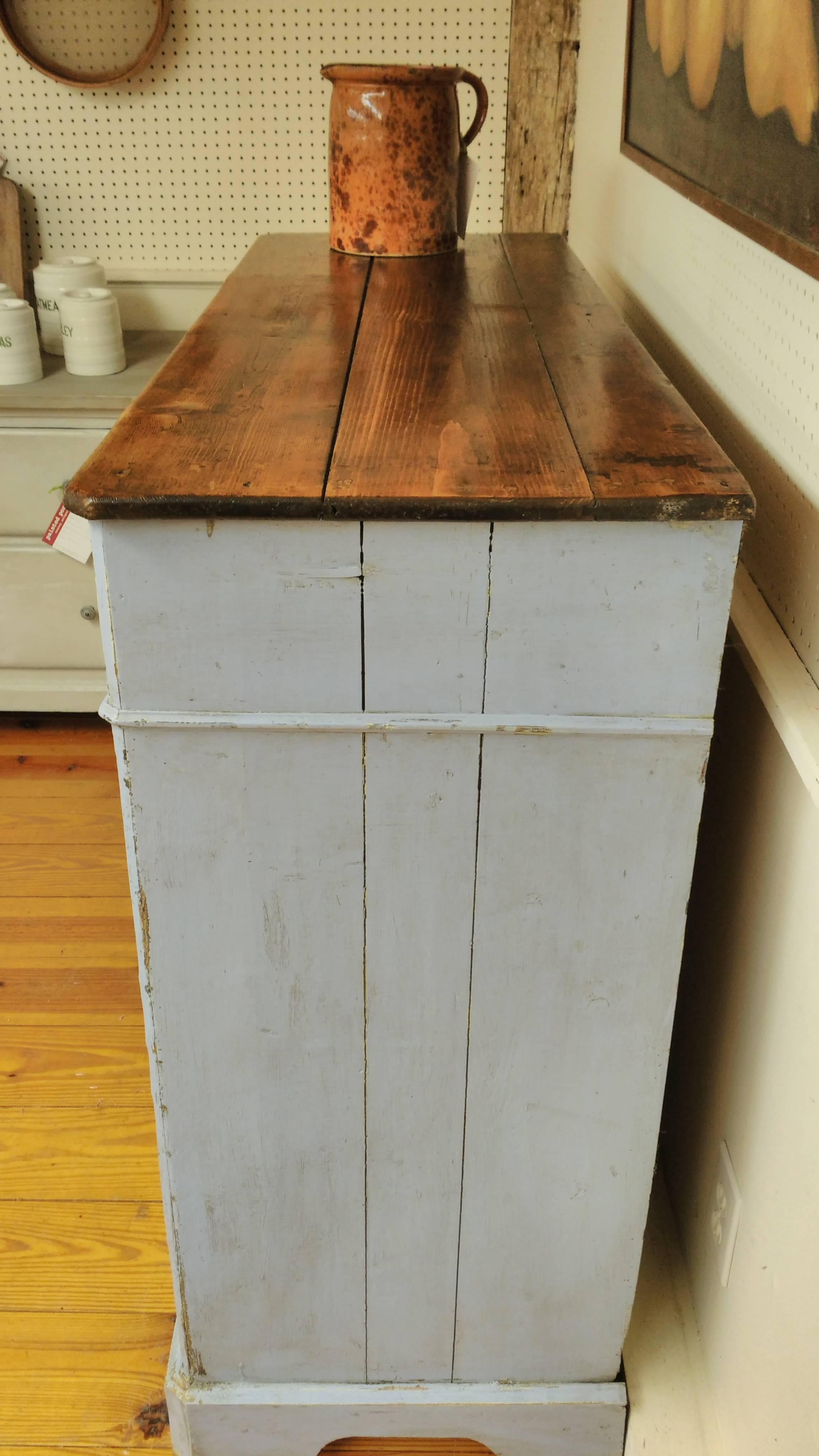 The color blue of the base combined with the dark pine top will grab your immediate attention to this piece. Its in really nice condition with very simple lines and has a shelf inside with plenty of storage and original lock and key.



 