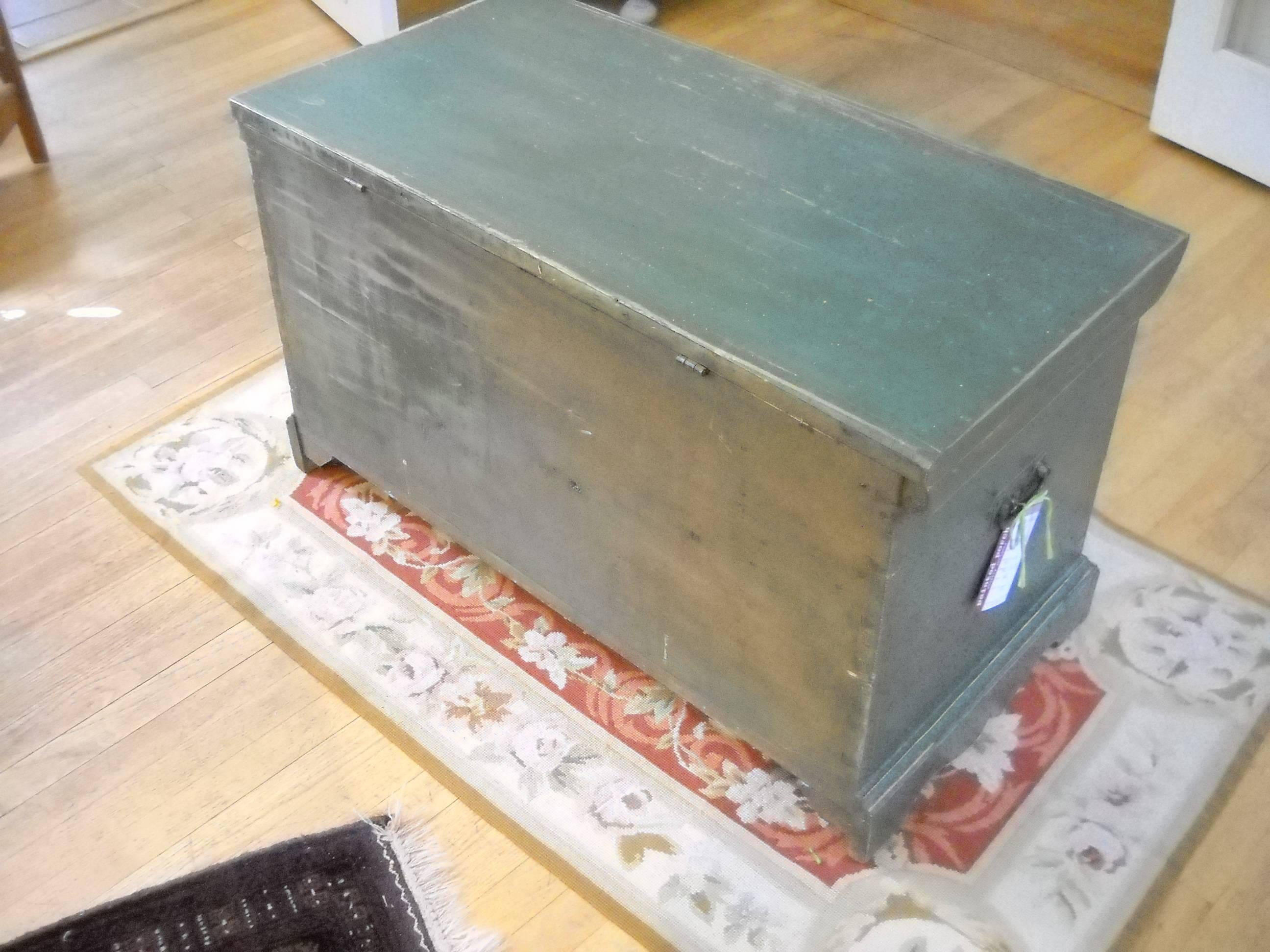 Canadian Painted Blanket Box with Drawer In Excellent Condition In Sheffield, MA