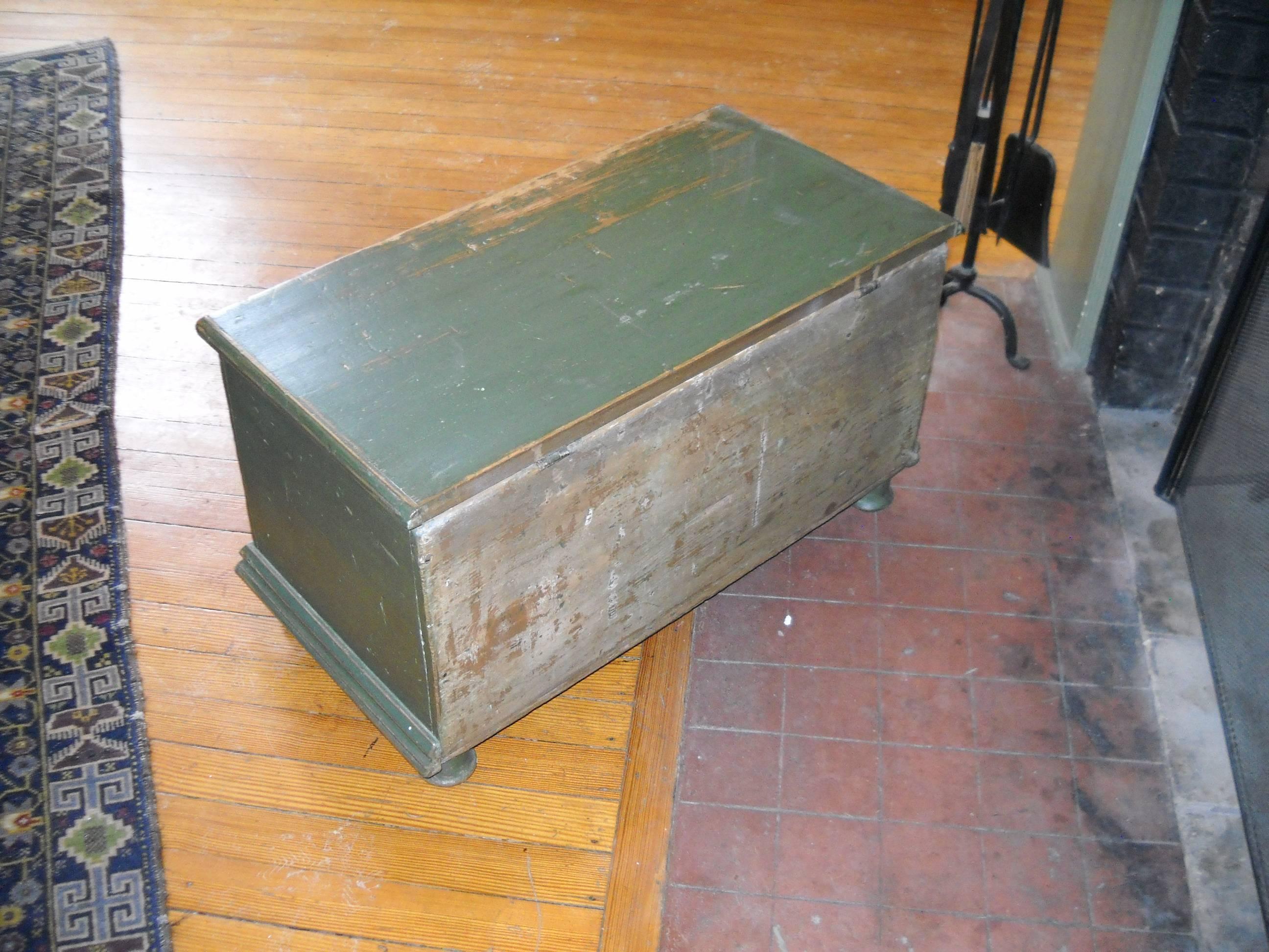 Small Canadian Painted Blanket Chest In Excellent Condition In Sheffield, MA