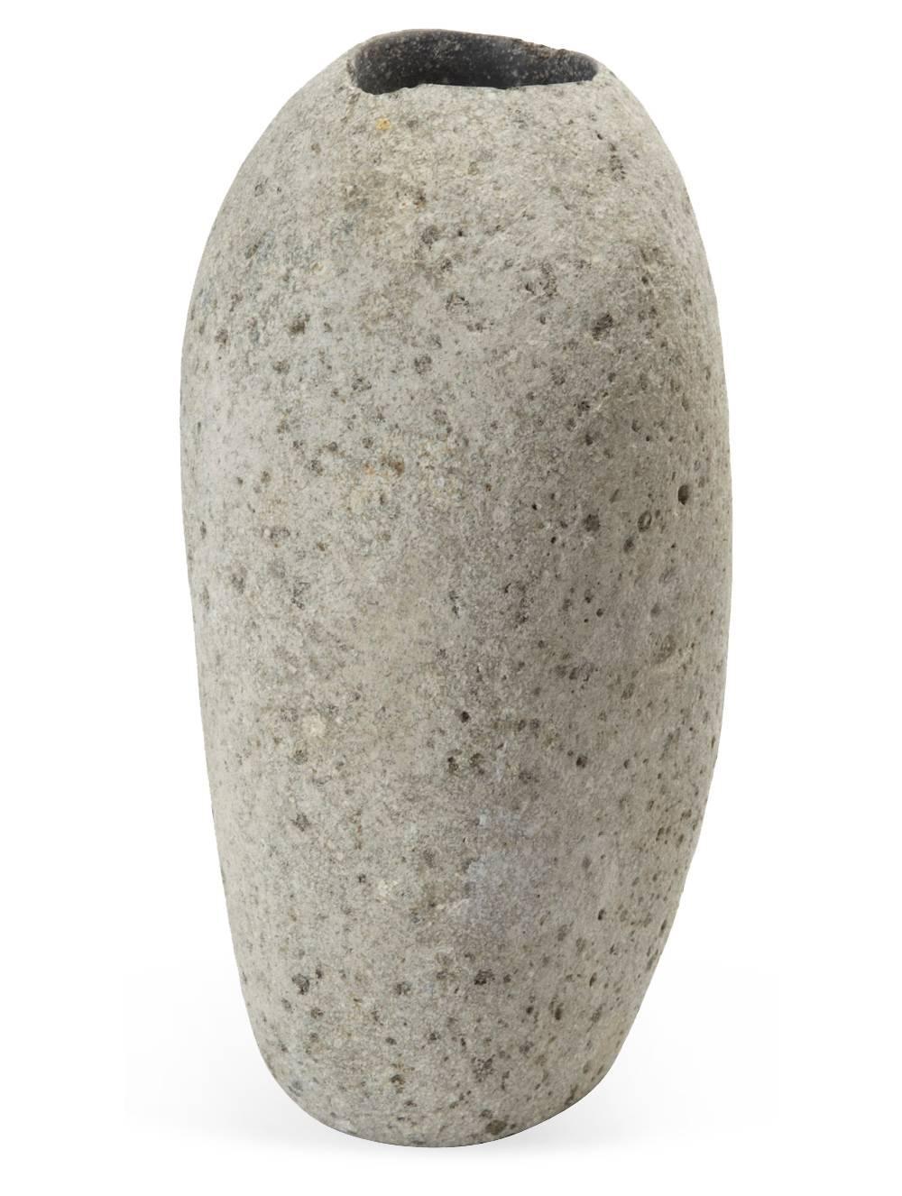 Organischer Votiv- oder Teelichthalter aus Stein. Natürliche Form, unpoliert.