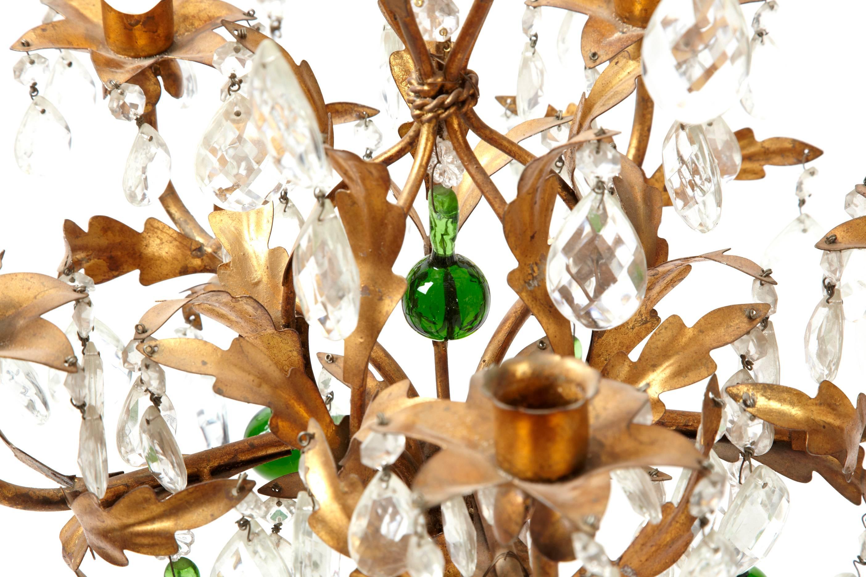 Lampadario a 5 bracci in metallo dorato francese, anni '30 circa, con decorazioni in cristallo sfaccettato e pendenti a sfera in vetro verde. Le dimensioni si prestano a essere utilizzate come lampadario da corridoio, da bagno, da spogliatoio o
