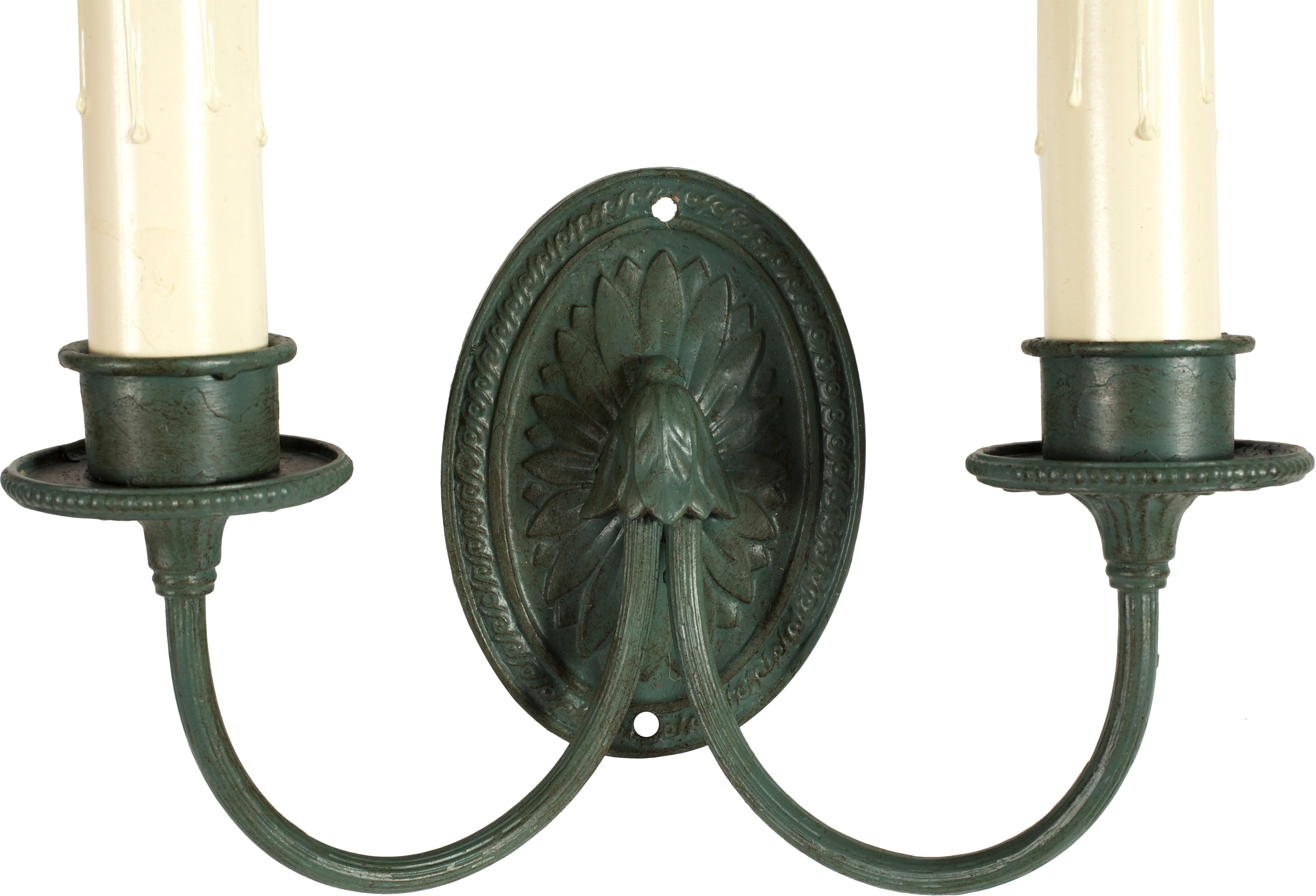 In stile adamitico, questa applique in metallo fuso verde presenta due bracci ricurvi collegati a un ovale decorato con foglie. Cablata di recente per l'utilizzo negli Stati Uniti.