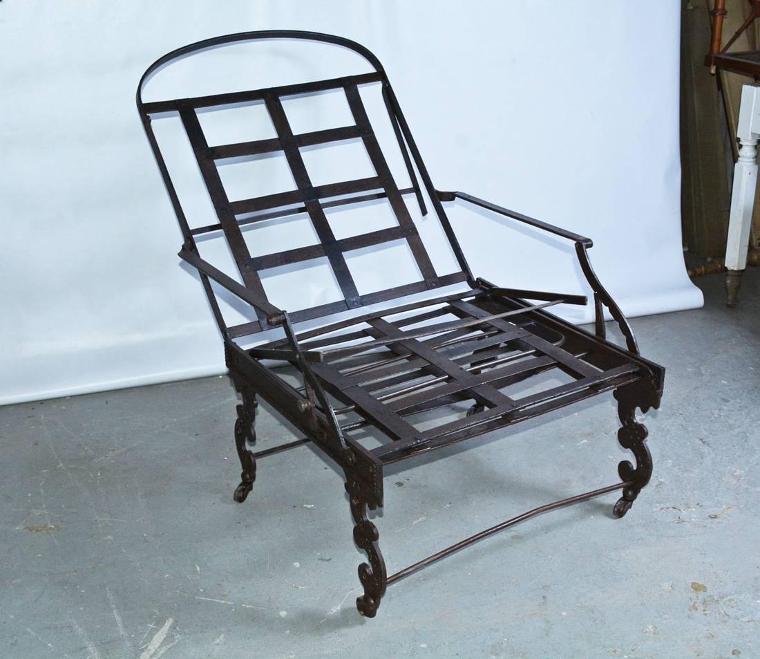 La chaise longue en fer pliable et réglable Victorian est capable de prendre plusieurs positions verticales ou à plat. La chaise d'extérieur peut également faire office de fauteuil sans le repose-jambes pliant. L'unité se plie également de manière