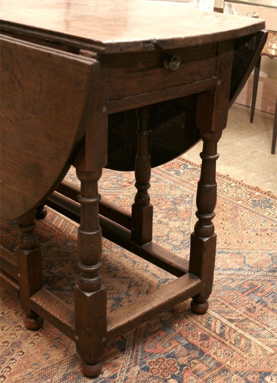 English Gate Leg or Drop-Leaf Table In Good Condition In Sheffield, MA