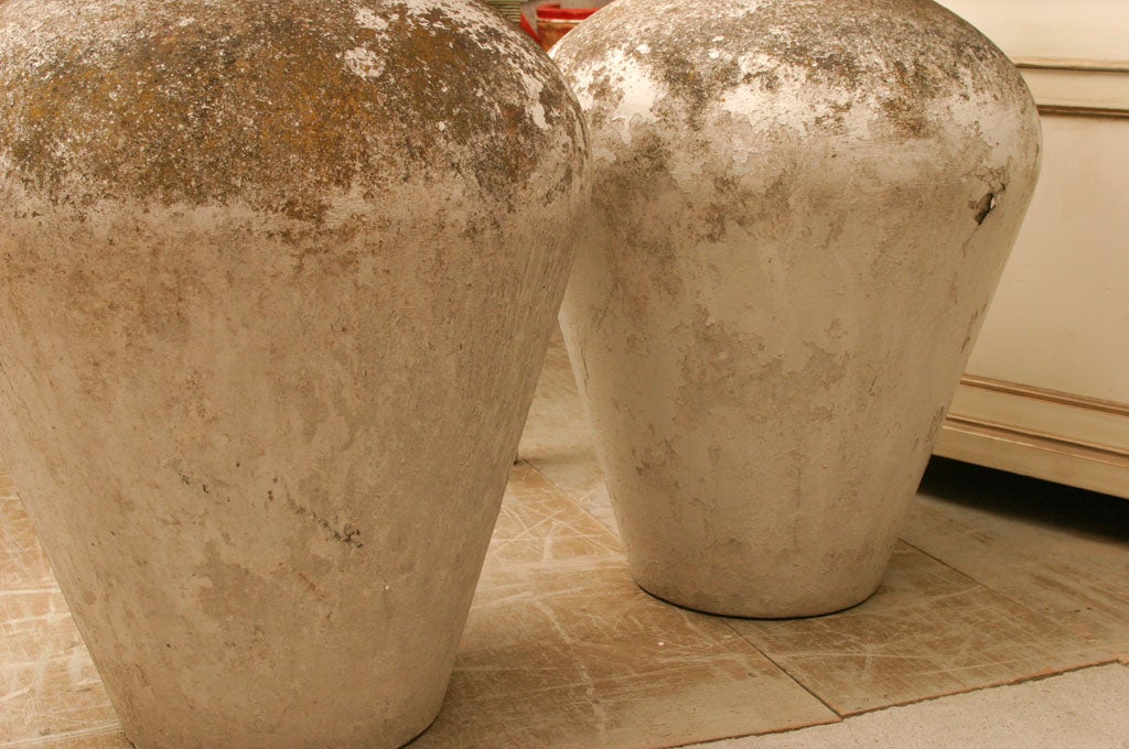 Paar übergroße französische Urnen im Zustand „Starke Gebrauchsspuren“ in Sheffield, MA