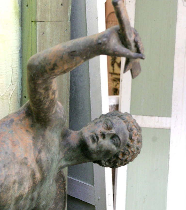 Gréco-romain Grande sculpture en bronze romaine classique d'un homme nu guerrier en vente