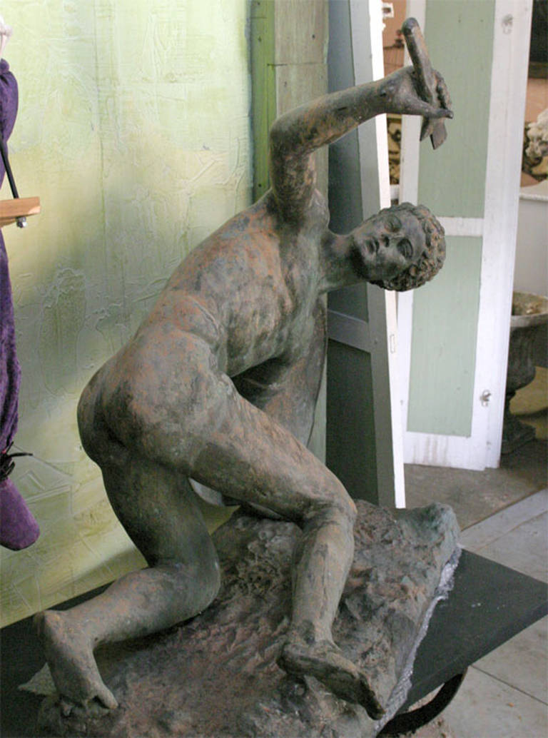 Inconnu Grande sculpture en bronze romaine classique d'un homme nu guerrier en vente