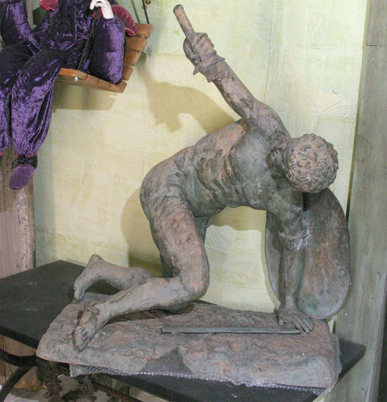 Grande sculpture en bronze romaine classique d'un homme nu guerrier Bon état - En vente à Sheffield, MA